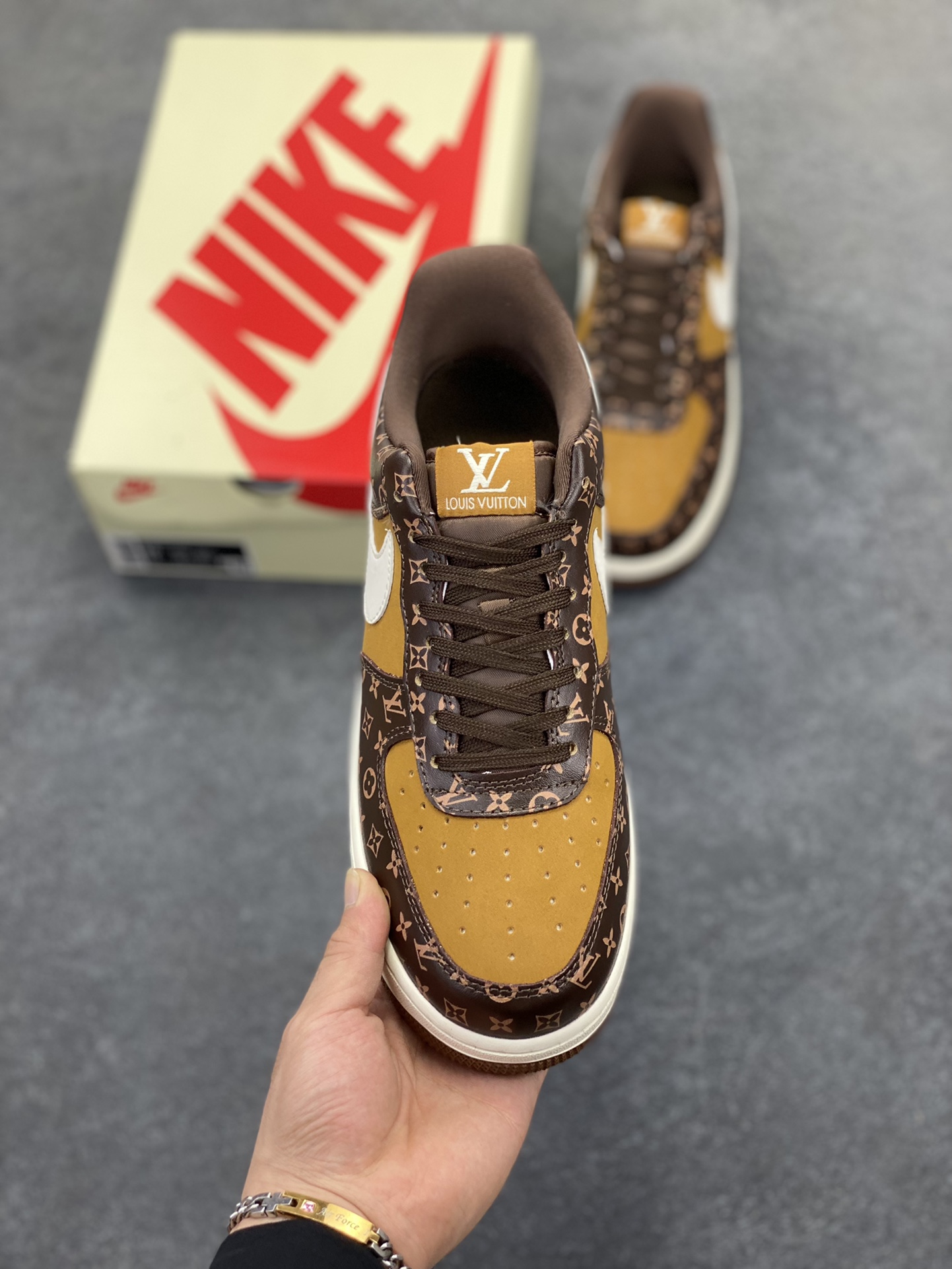 图片[2]-NIke Air Force 1 \’07 Low “LV联名——经典棕花纹”空军一号 低帮 运动鞋 休闲鞋 折边针车 工艺难度大 原楦头原纸板 原装鞋盒 定制五金配件 内置全掌气垫 原厂鞋底 货号：XL1979-104 尺码：36 36.5 37.5 38 38.5 39 40 40.5 41 42 42.5 43 44 44.5 45-选品中心