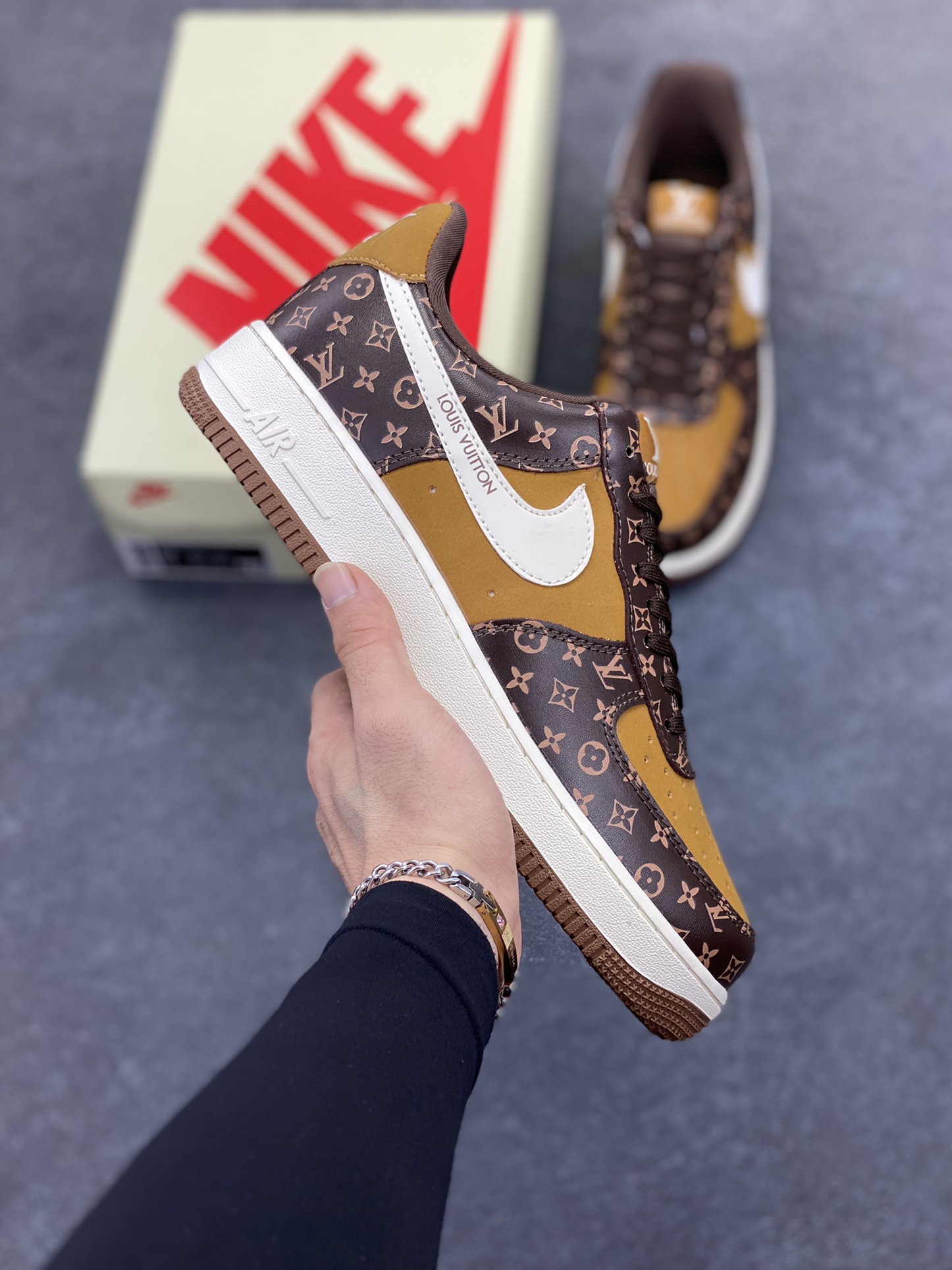 NIke Air Force 1 \'07 Low “LV联名——经典棕花纹”空军一号 低帮 运动鞋 休闲鞋 折边针车 工艺难度大 原楦头原纸板 原装鞋盒 定制五金配件 内置全掌气垫 原厂鞋底 货号：XL1979-104 尺码：36 36.5 37.5 38 38.5 39 40 40.5 41 42 42.5 43 44 44.5 45-选品中心