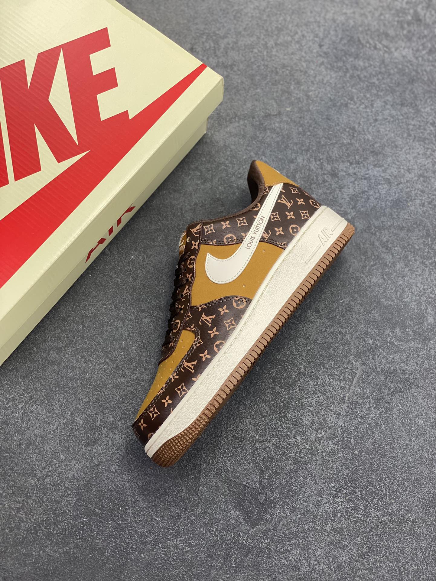 图片[7]-NIke Air Force 1 \’07 Low “LV联名——经典棕花纹”空军一号 低帮 运动鞋 休闲鞋 折边针车 工艺难度大 原楦头原纸板 原装鞋盒 定制五金配件 内置全掌气垫 原厂鞋底 货号：XL1979-104 尺码：36 36.5 37.5 38 38.5 39 40 40.5 41 42 42.5 43 44 44.5 45-选品中心