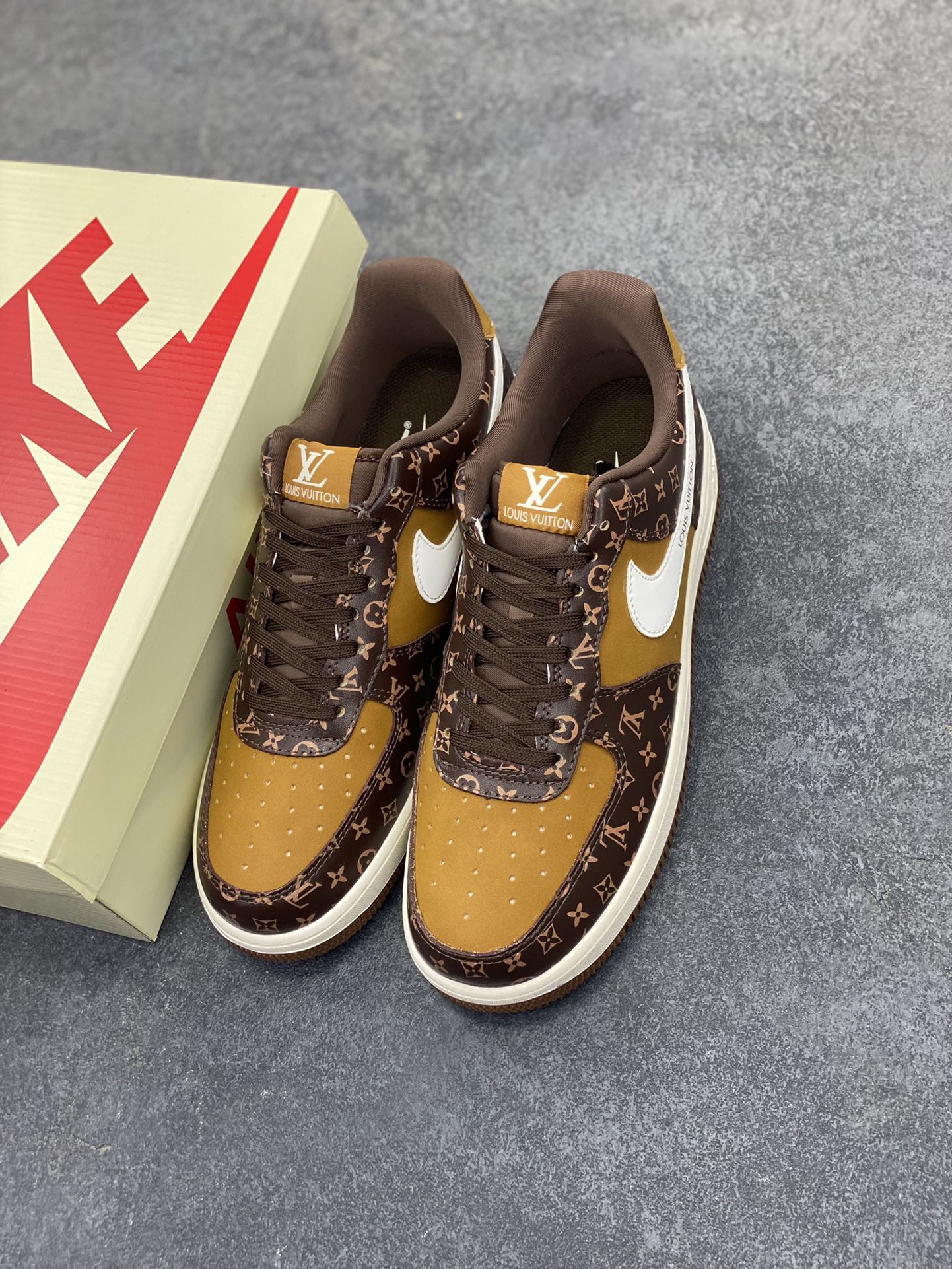 图片[8]-NIke Air Force 1 \’07 Low “LV联名——经典棕花纹”空军一号 低帮 运动鞋 休闲鞋 折边针车 工艺难度大 原楦头原纸板 原装鞋盒 定制五金配件 内置全掌气垫 原厂鞋底 货号：XL1979-104 尺码：36 36.5 37.5 38 38.5 39 40 40.5 41 42 42.5 43 44 44.5 45-选品中心