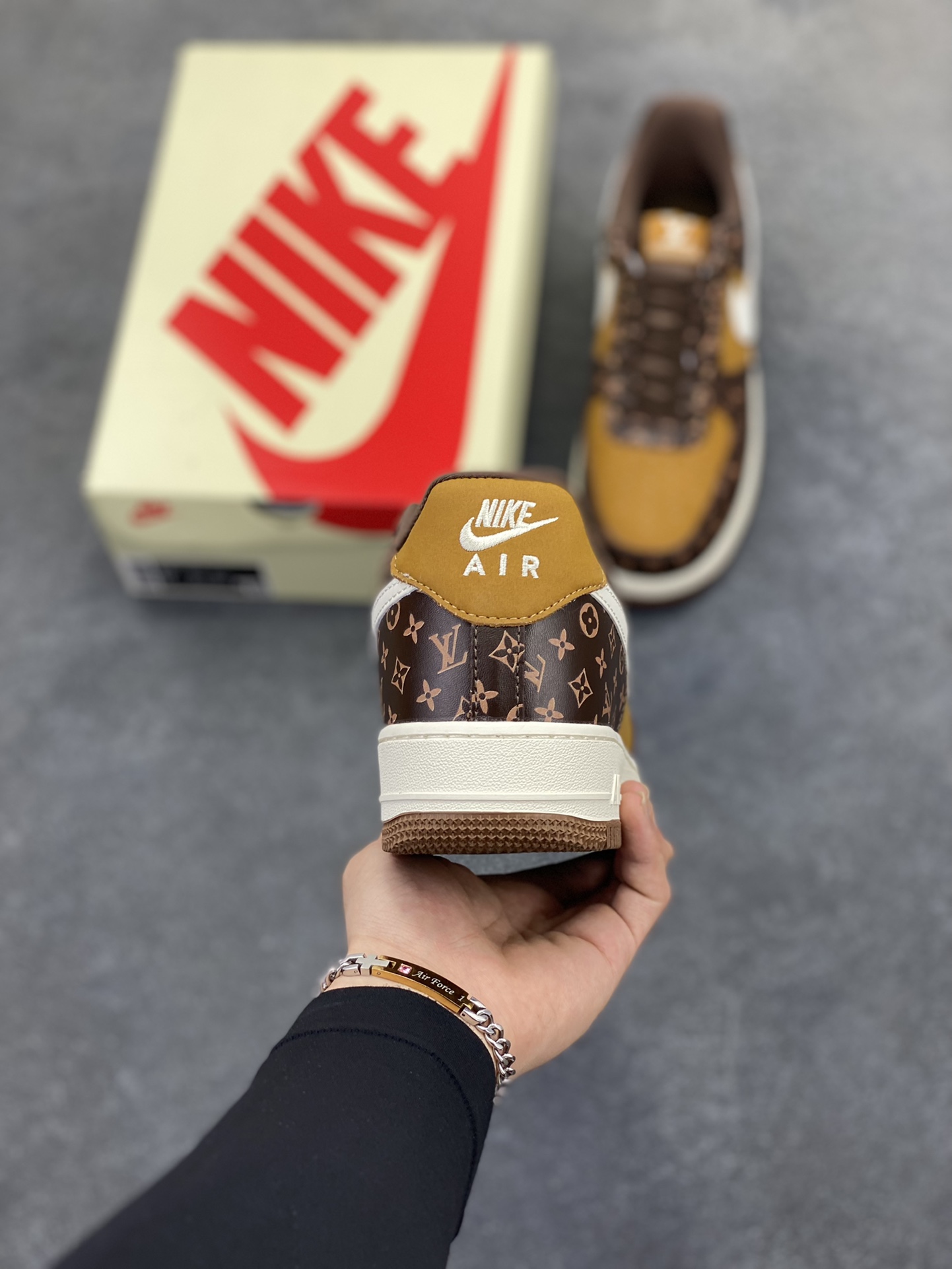 图片[4]-NIke Air Force 1 \’07 Low “LV联名——经典棕花纹”空军一号 低帮 运动鞋 休闲鞋 折边针车 工艺难度大 原楦头原纸板 原装鞋盒 定制五金配件 内置全掌气垫 原厂鞋底 货号：XL1979-104 尺码：36 36.5 37.5 38 38.5 39 40 40.5 41 42 42.5 43 44 44.5 45-选品中心