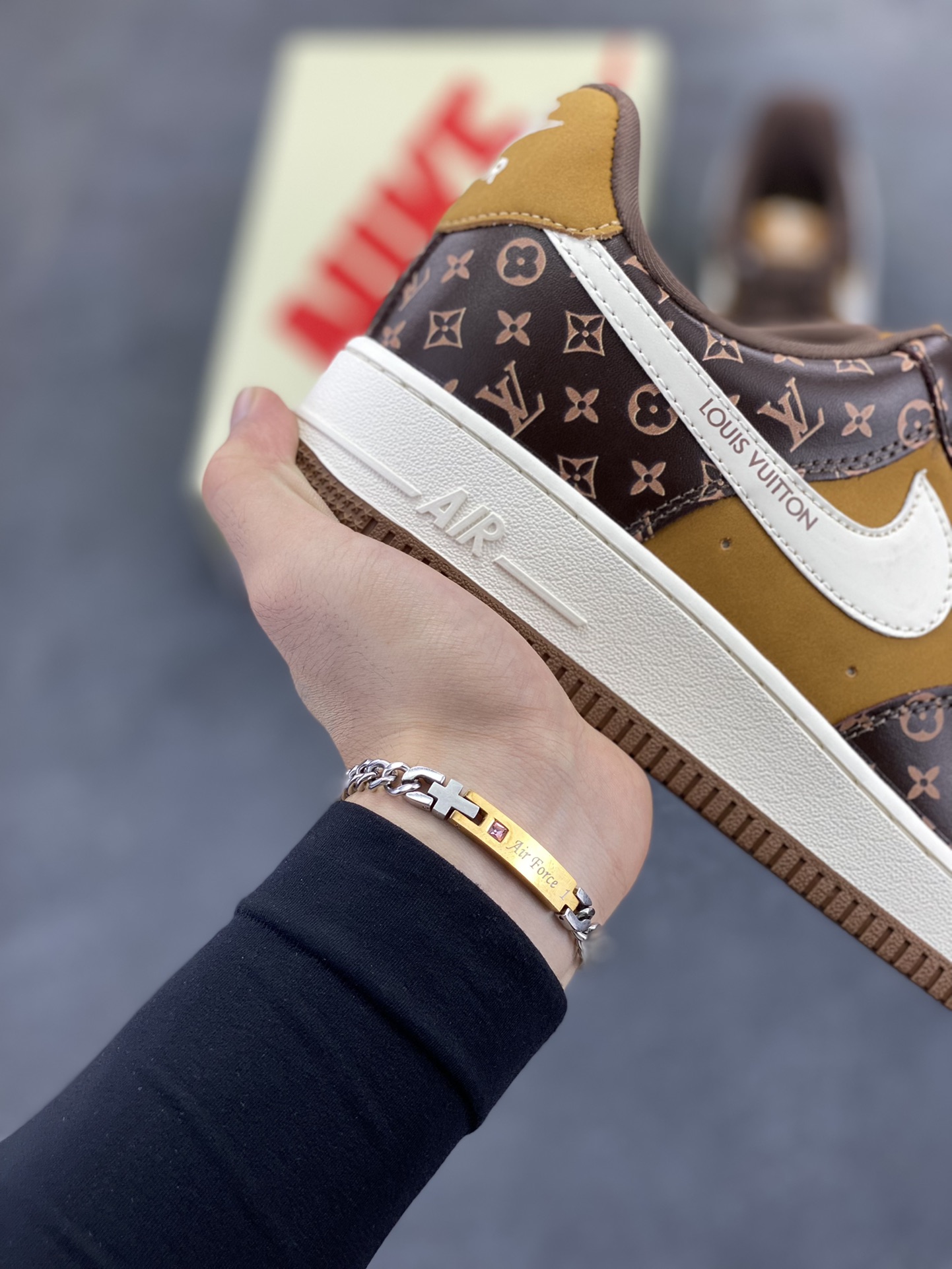 图片[6]-NIke Air Force 1 \’07 Low “LV联名——经典棕花纹”空军一号 低帮 运动鞋 休闲鞋 折边针车 工艺难度大 原楦头原纸板 原装鞋盒 定制五金配件 内置全掌气垫 原厂鞋底 货号：XL1979-104 尺码：36 36.5 37.5 38 38.5 39 40 40.5 41 42 42.5 43 44 44.5 45-选品中心