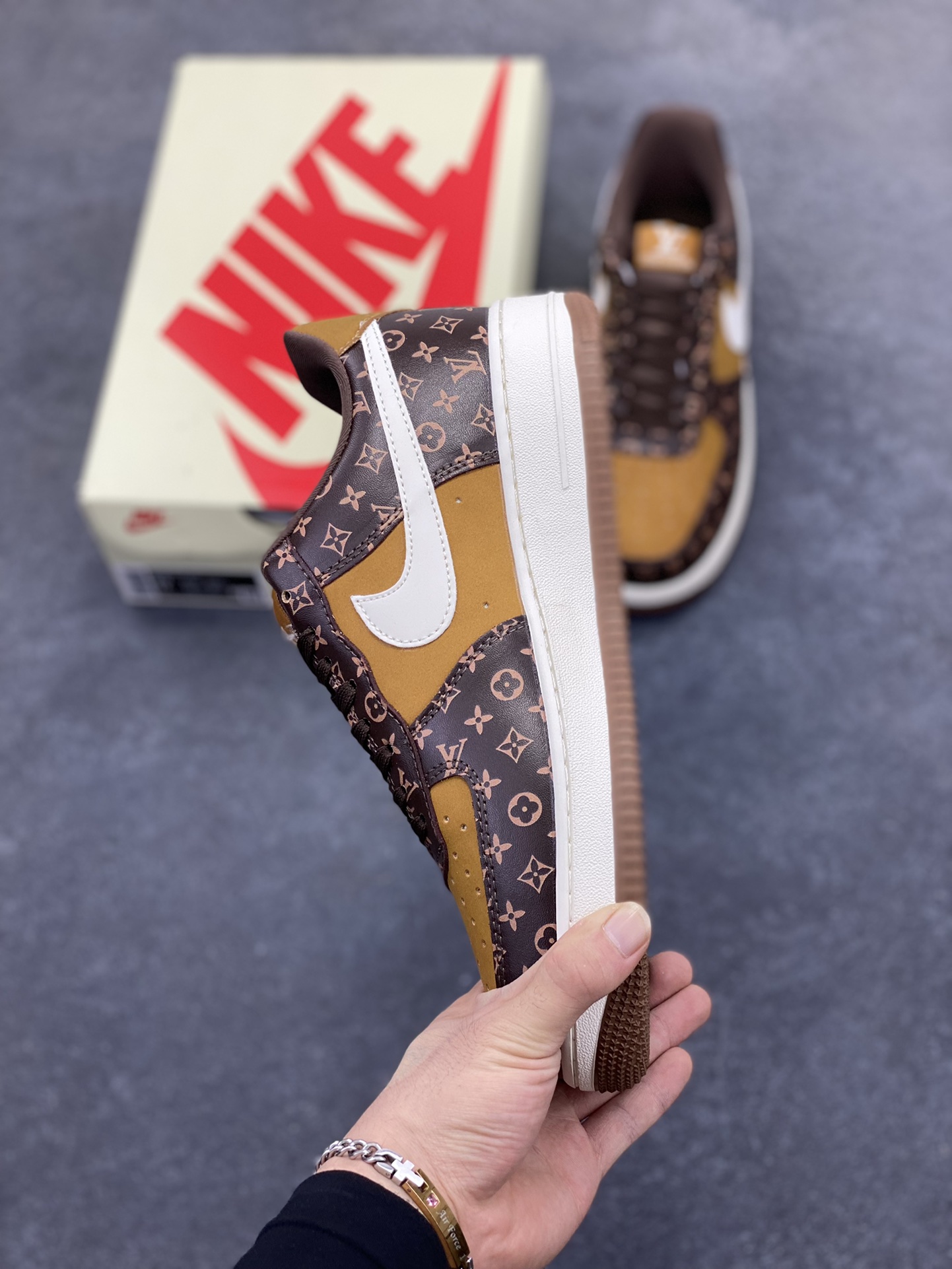 图片[3]-NIke Air Force 1 \’07 Low “LV联名——经典棕花纹”空军一号 低帮 运动鞋 休闲鞋 折边针车 工艺难度大 原楦头原纸板 原装鞋盒 定制五金配件 内置全掌气垫 原厂鞋底 货号：XL1979-104 尺码：36 36.5 37.5 38 38.5 39 40 40.5 41 42 42.5 43 44 44.5 45-选品中心