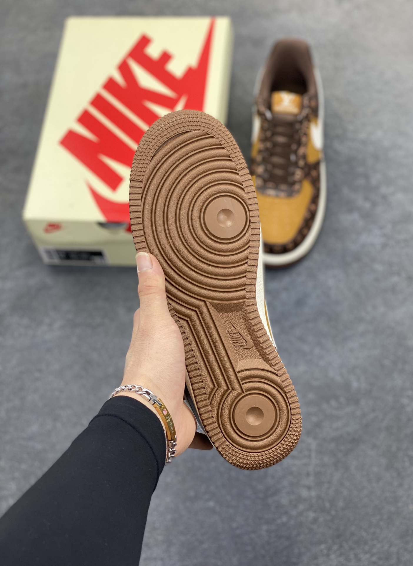 图片[5]-NIke Air Force 1 \’07 Low “LV联名——经典棕花纹”空军一号 低帮 运动鞋 休闲鞋 折边针车 工艺难度大 原楦头原纸板 原装鞋盒 定制五金配件 内置全掌气垫 原厂鞋底 货号：XL1979-104 尺码：36 36.5 37.5 38 38.5 39 40 40.5 41 42 42.5 43 44 44.5 45-选品中心
