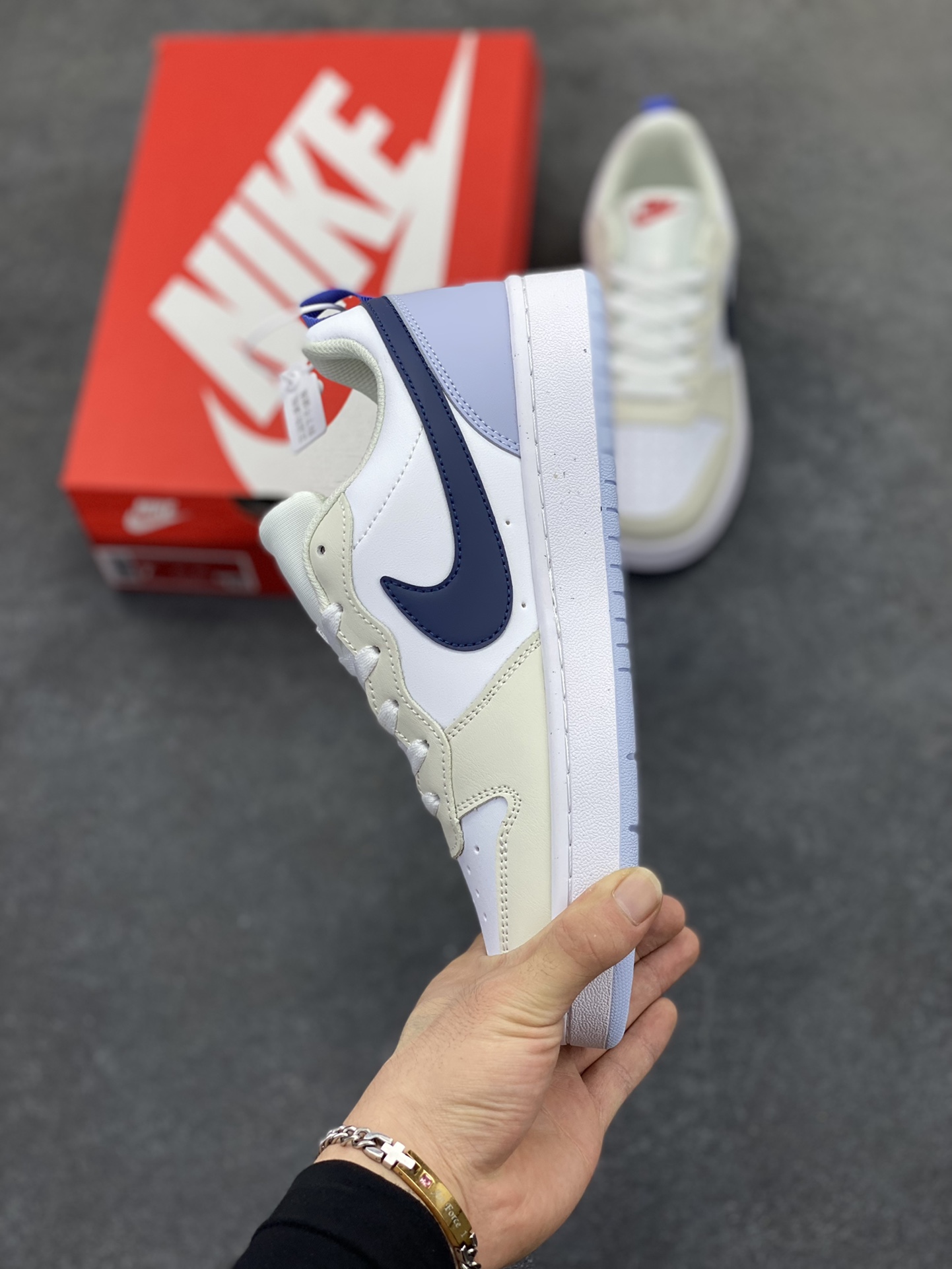 图片[3]-福利特价 Nike Court Borough Low 低帮百搭透气休闲运动板鞋男女鞋 经典耐用的设计，兼顾舒适脚感和出众风范，演绎匠心之作。结构性的支撑贴合感结合复古篮球设计，塑就场外全明星风范。 货号：IM3884-141 尺码：36 36.5 37.5 38 38.5 39 40 40.5 41 42 42.5 43 44 45-选品中心