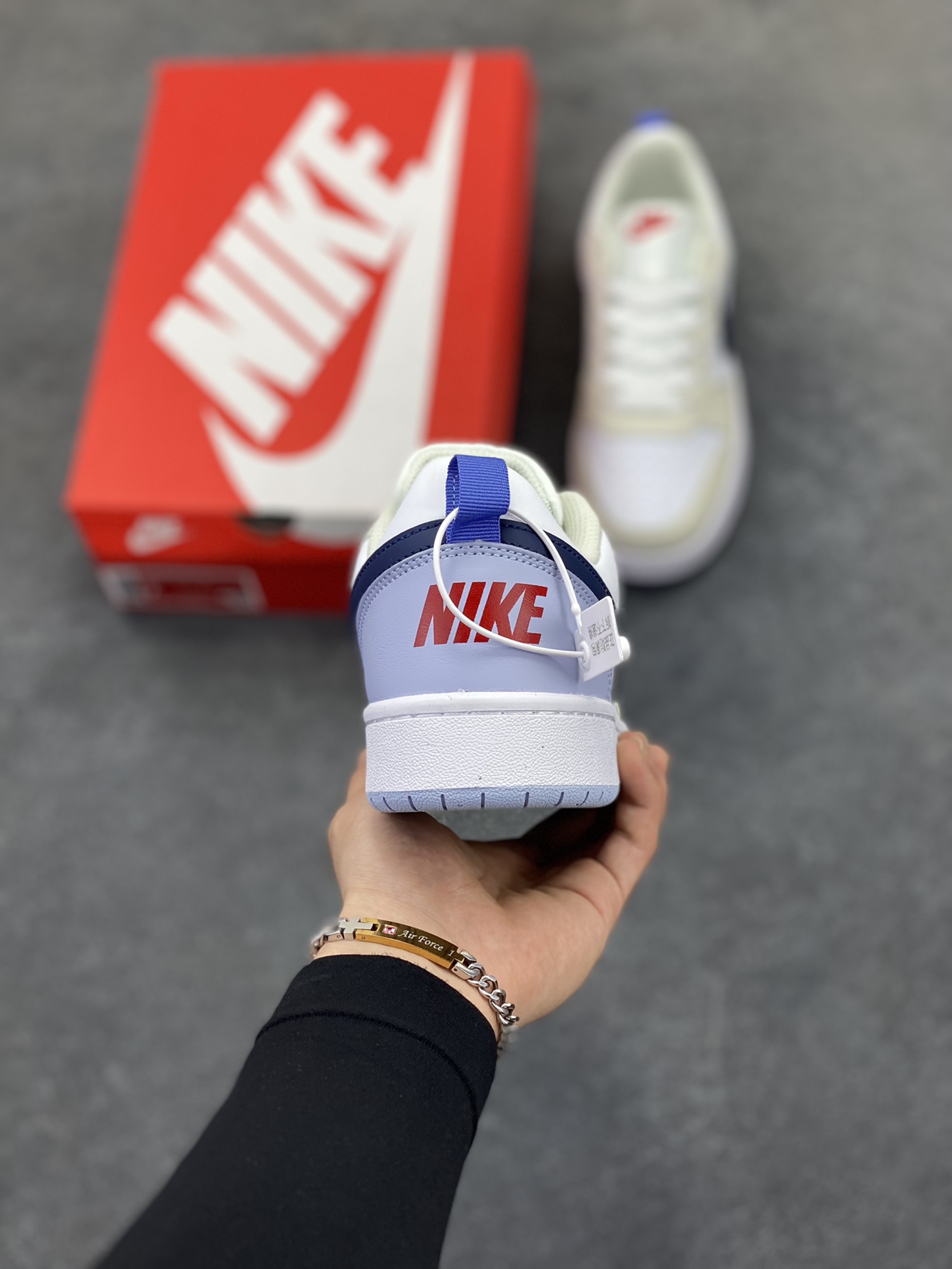 图片[4]-福利特价 Nike Court Borough Low 低帮百搭透气休闲运动板鞋男女鞋 经典耐用的设计，兼顾舒适脚感和出众风范，演绎匠心之作。结构性的支撑贴合感结合复古篮球设计，塑就场外全明星风范。 货号：IM3884-141 尺码：36 36.5 37.5 38 38.5 39 40 40.5 41 42 42.5 43 44 45-选品中心