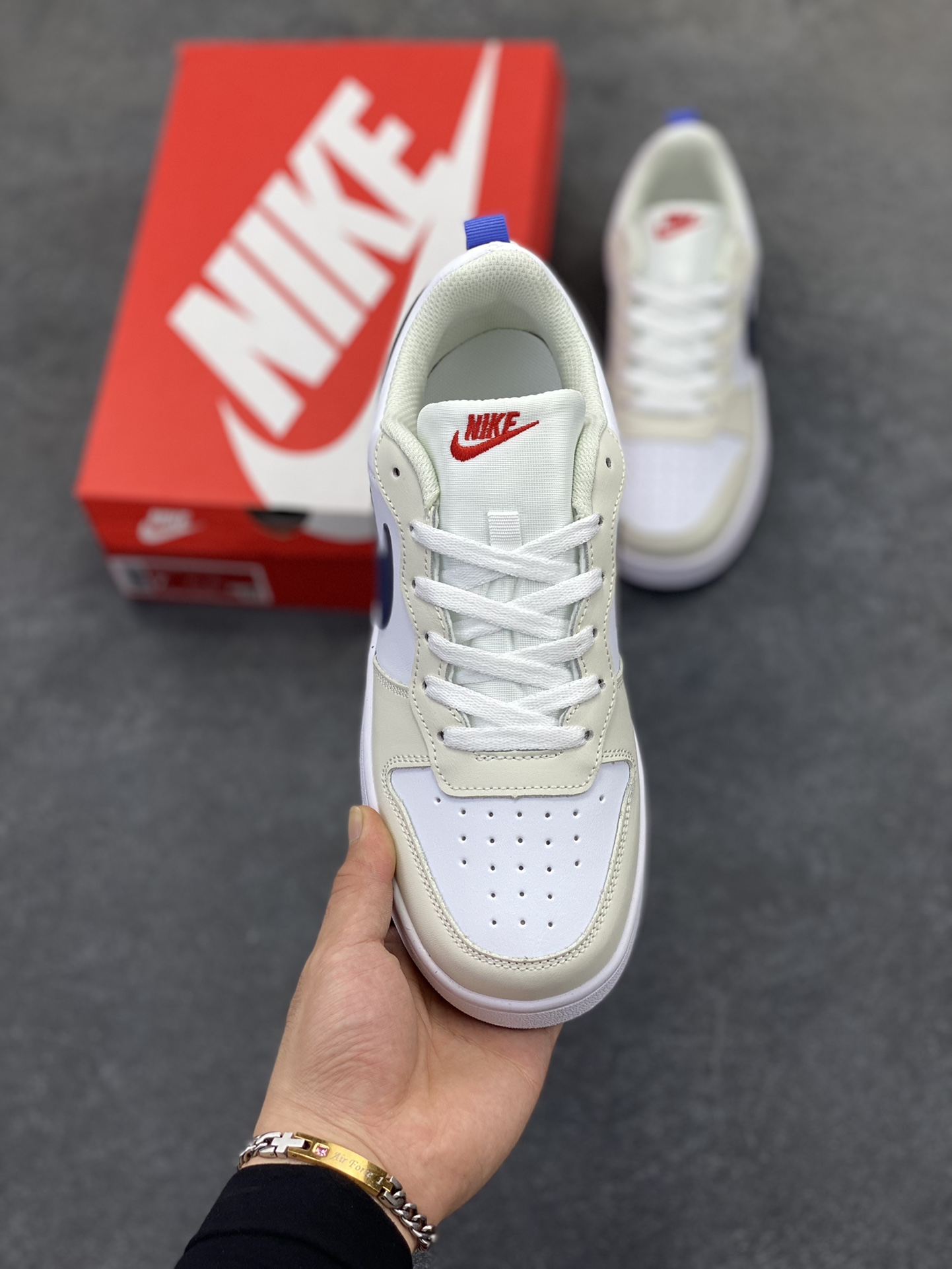 图片[2]-福利特价 Nike Court Borough Low 低帮百搭透气休闲运动板鞋男女鞋 经典耐用的设计，兼顾舒适脚感和出众风范，演绎匠心之作。结构性的支撑贴合感结合复古篮球设计，塑就场外全明星风范。 货号：IM3884-141 尺码：36 36.5 37.5 38 38.5 39 40 40.5 41 42 42.5 43 44 45-选品中心