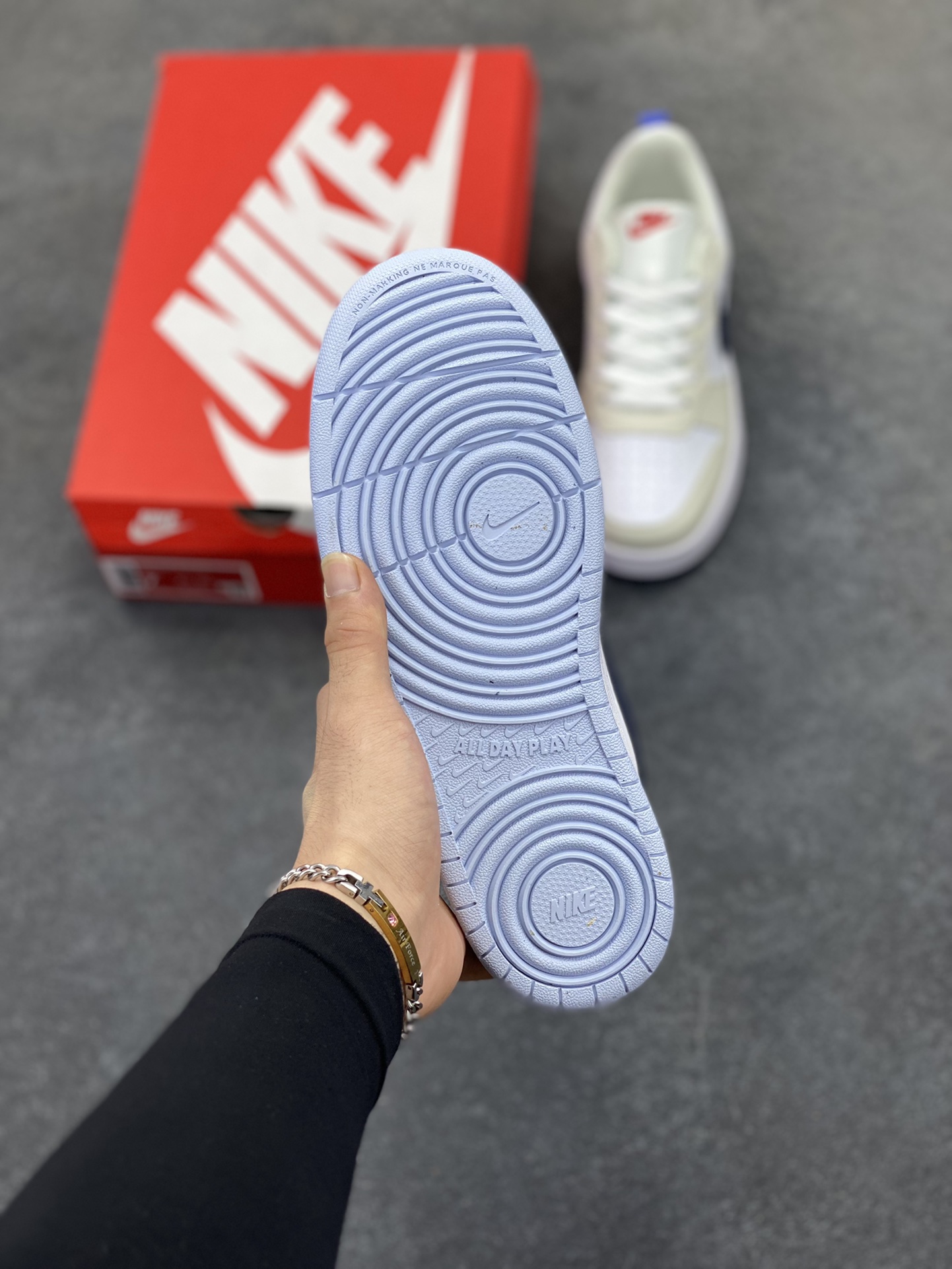 图片[5]-福利特价 Nike Court Borough Low 低帮百搭透气休闲运动板鞋男女鞋 经典耐用的设计，兼顾舒适脚感和出众风范，演绎匠心之作。结构性的支撑贴合感结合复古篮球设计，塑就场外全明星风范。 货号：IM3884-141 尺码：36 36.5 37.5 38 38.5 39 40 40.5 41 42 42.5 43 44 45-选品中心