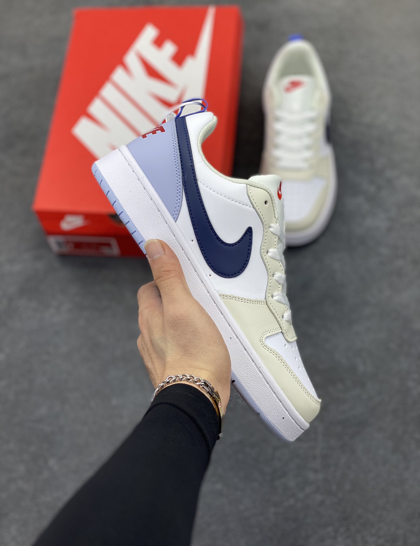 福利特价 Nike Court Borough Low 低帮百搭透气休闲运动板鞋男女鞋 经典耐用的设计，兼顾舒适脚感和出众风范，演绎匠心之作。结构性的支撑贴合感结合复古篮球设计，塑就场外全明星风范。 货号：IM3884-141 尺码：36 36.5 37.5 38 38.5 39 40 40.5 41 42 42.5 43 44 45-选品中心