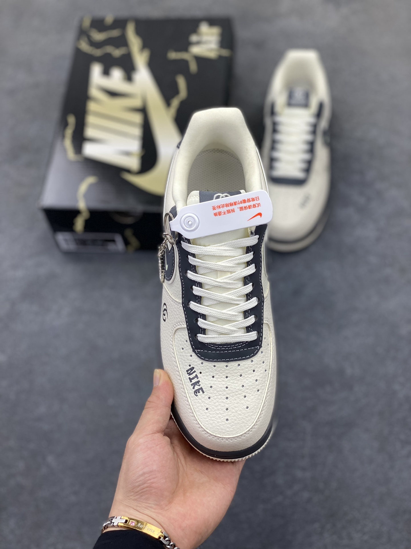 图片[2]-Nike Air Force 1 \’07 Low “古驰联名——灰白双拼米灰”空军一号 低帮 运动鞋 休闲鞋 折边针车 工艺难度大 原楦头原纸板 原装鞋盒 定制五金配件 内置全掌气垫 原厂鞋底 货号：KJ1688-013 尺码：36 36.5 37.5 38 38.5 39 40 40.5 41 42 42.5 43 44 44.5 45-选品中心