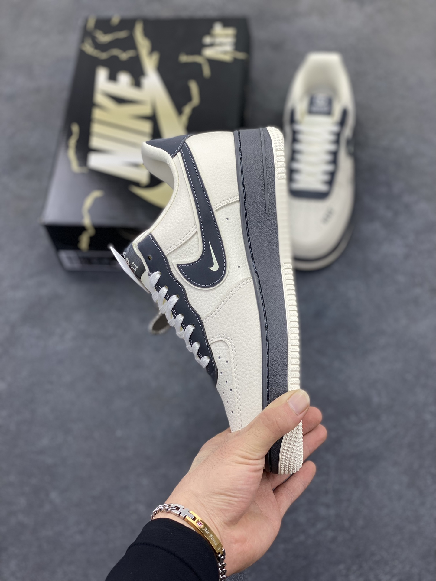 图片[3]-Nike Air Force 1 \’07 Low “古驰联名——灰白双拼米灰”空军一号 低帮 运动鞋 休闲鞋 折边针车 工艺难度大 原楦头原纸板 原装鞋盒 定制五金配件 内置全掌气垫 原厂鞋底 货号：KJ1688-013 尺码：36 36.5 37.5 38 38.5 39 40 40.5 41 42 42.5 43 44 44.5 45-选品中心