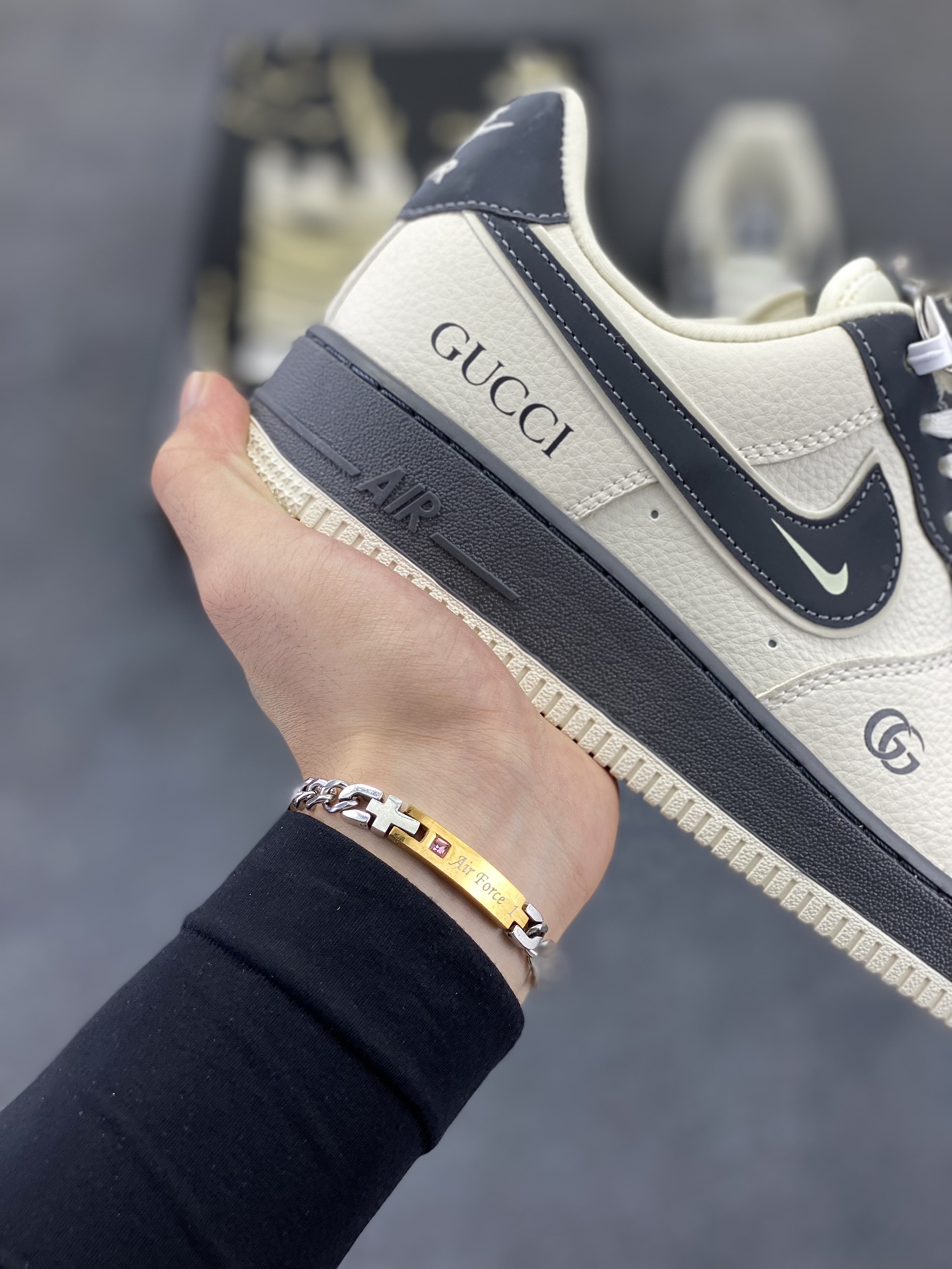 图片[6]-Nike Air Force 1 \’07 Low “古驰联名——灰白双拼米灰”空军一号 低帮 运动鞋 休闲鞋 折边针车 工艺难度大 原楦头原纸板 原装鞋盒 定制五金配件 内置全掌气垫 原厂鞋底 货号：KJ1688-013 尺码：36 36.5 37.5 38 38.5 39 40 40.5 41 42 42.5 43 44 44.5 45-选品中心