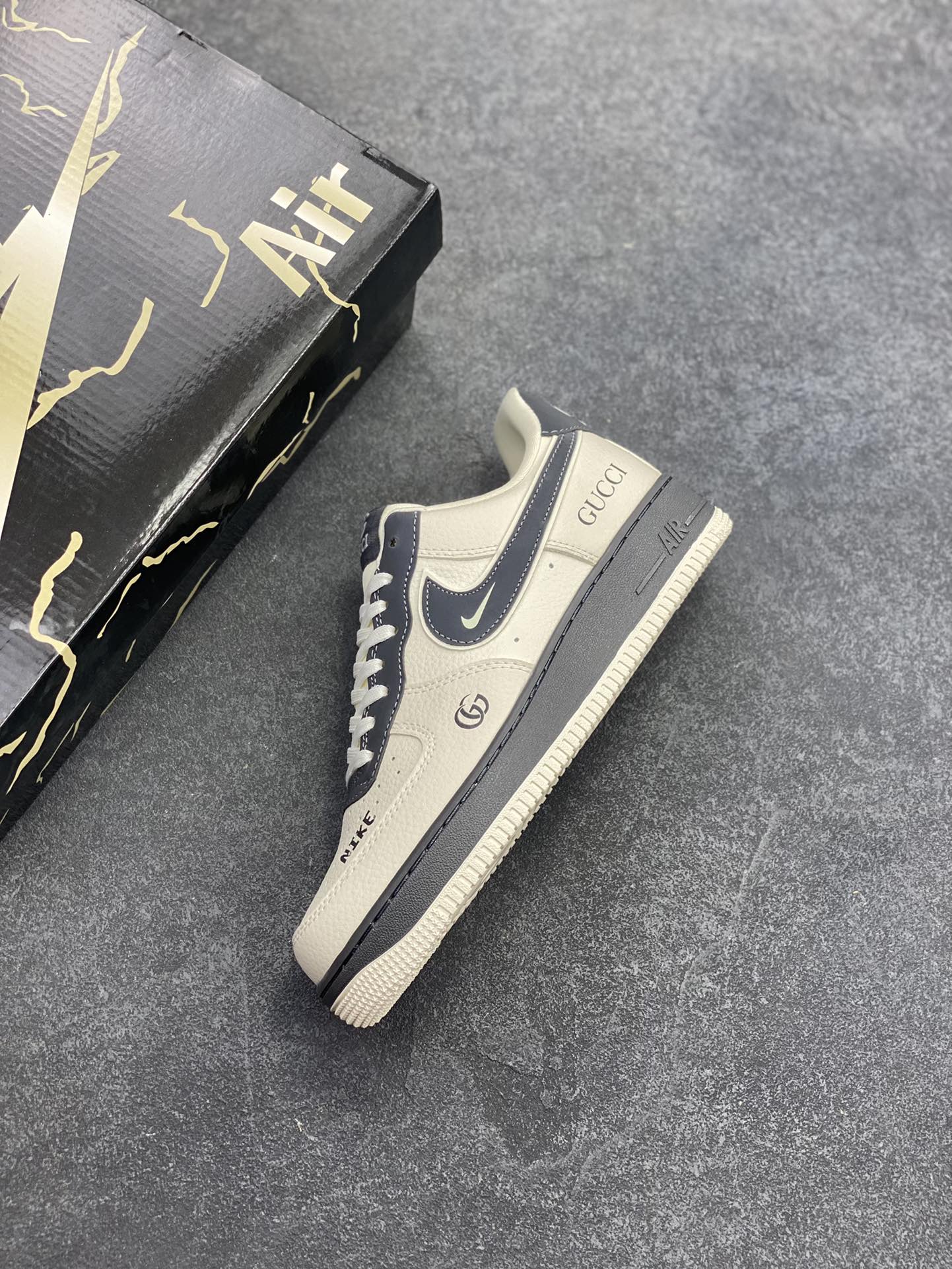图片[7]-Nike Air Force 1 \’07 Low “古驰联名——灰白双拼米灰”空军一号 低帮 运动鞋 休闲鞋 折边针车 工艺难度大 原楦头原纸板 原装鞋盒 定制五金配件 内置全掌气垫 原厂鞋底 货号：KJ1688-013 尺码：36 36.5 37.5 38 38.5 39 40 40.5 41 42 42.5 43 44 44.5 45-选品中心