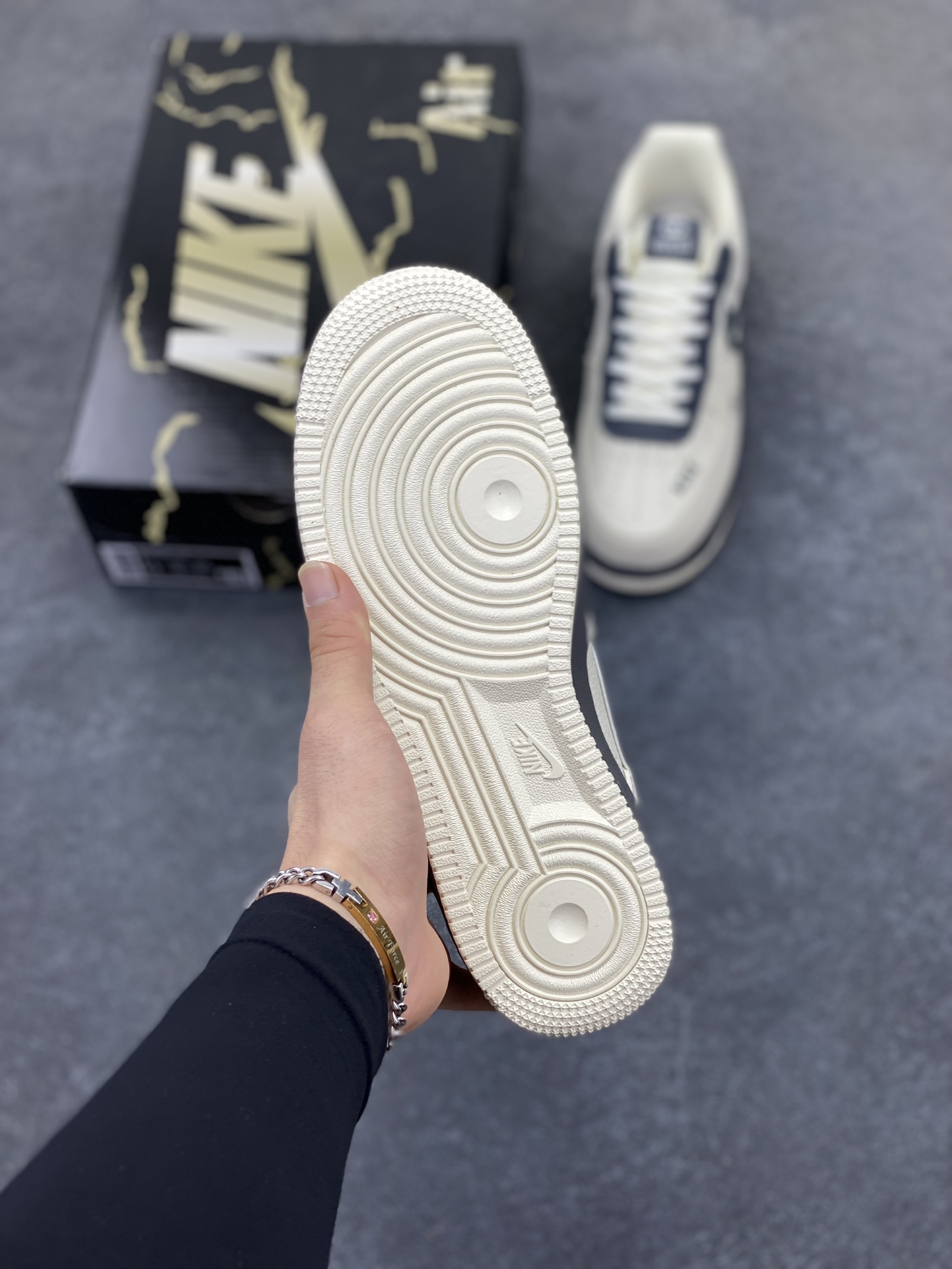 图片[5]-Nike Air Force 1 \’07 Low “古驰联名——灰白双拼米灰”空军一号 低帮 运动鞋 休闲鞋 折边针车 工艺难度大 原楦头原纸板 原装鞋盒 定制五金配件 内置全掌气垫 原厂鞋底 货号：KJ1688-013 尺码：36 36.5 37.5 38 38.5 39 40 40.5 41 42 42.5 43 44 44.5 45-选品中心