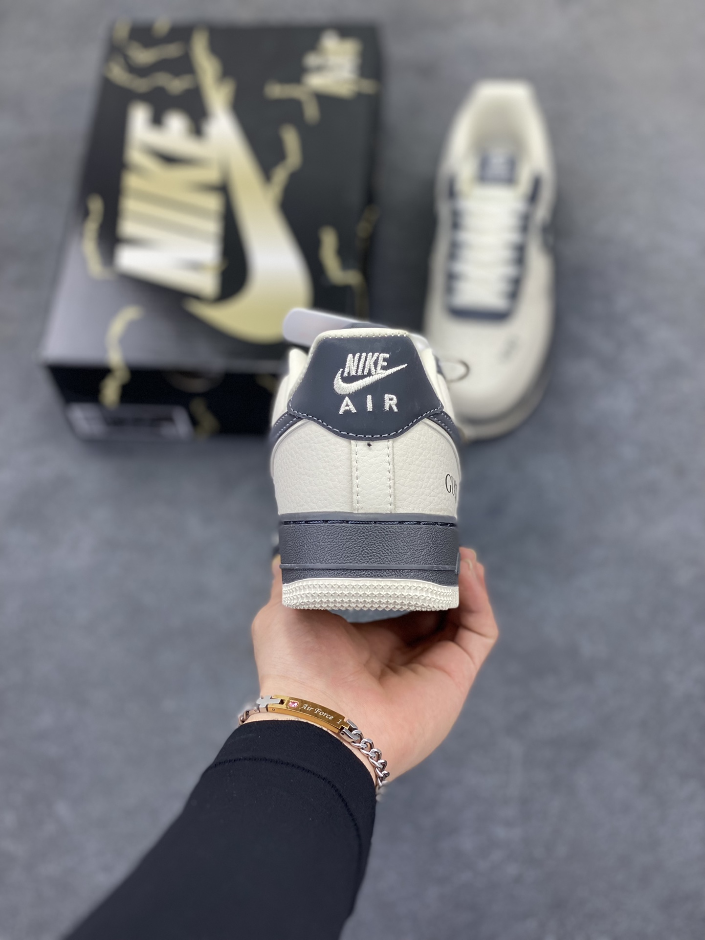 图片[4]-Nike Air Force 1 \’07 Low “古驰联名——灰白双拼米灰”空军一号 低帮 运动鞋 休闲鞋 折边针车 工艺难度大 原楦头原纸板 原装鞋盒 定制五金配件 内置全掌气垫 原厂鞋底 货号：KJ1688-013 尺码：36 36.5 37.5 38 38.5 39 40 40.5 41 42 42.5 43 44 44.5 45-选品中心