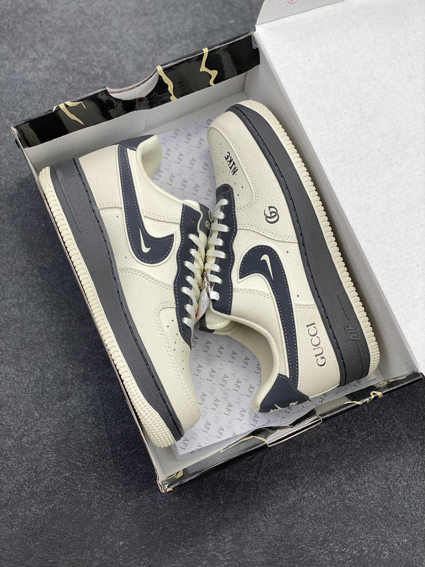 图片[9]-Nike Air Force 1 \’07 Low “古驰联名——灰白双拼米灰”空军一号 低帮 运动鞋 休闲鞋 折边针车 工艺难度大 原楦头原纸板 原装鞋盒 定制五金配件 内置全掌气垫 原厂鞋底 货号：KJ1688-013 尺码：36 36.5 37.5 38 38.5 39 40 40.5 41 42 42.5 43 44 44.5 45-选品中心