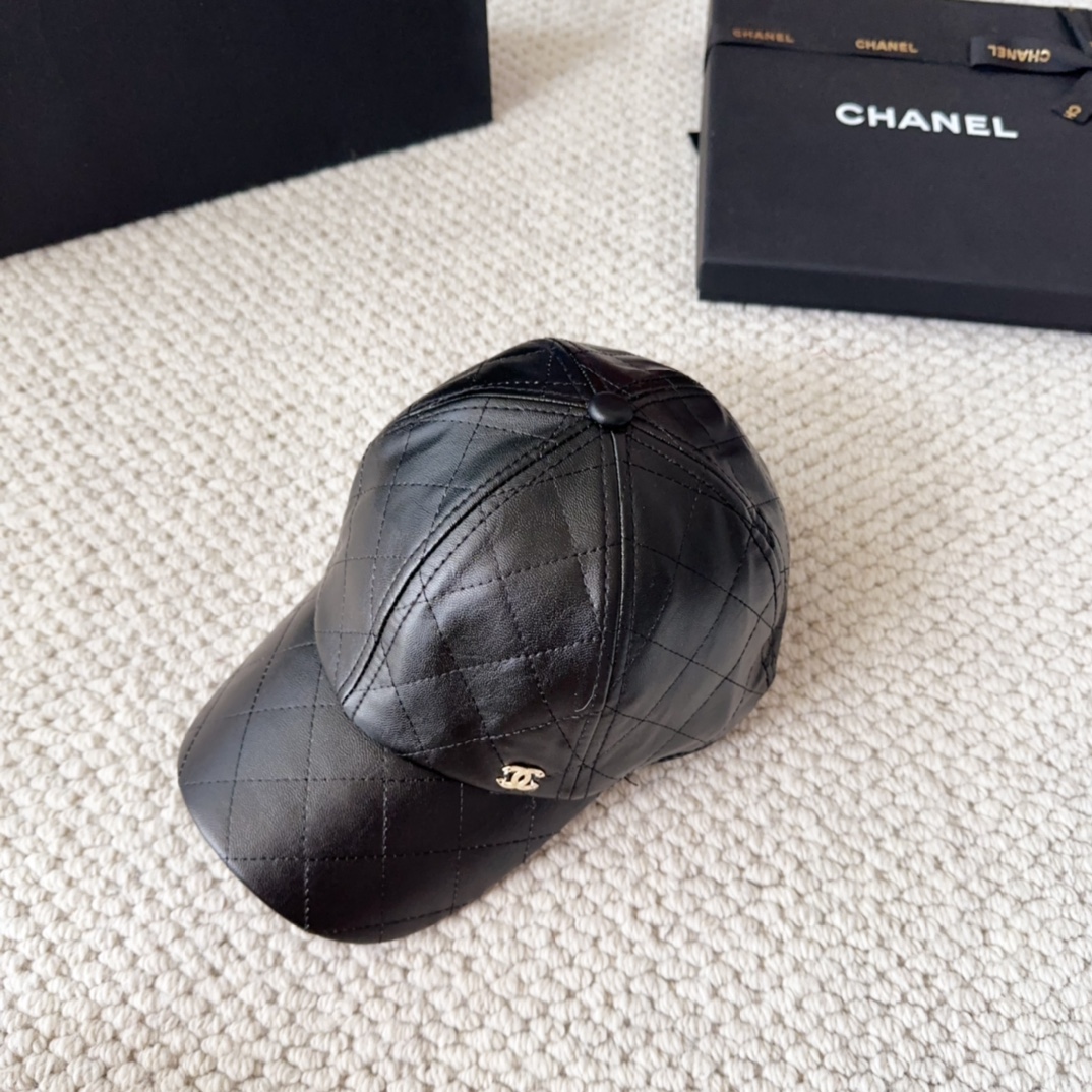 

香奈儿 秋冬新品，皮质剌绣棒球帽，
细节精致，专柜品质，个性十足