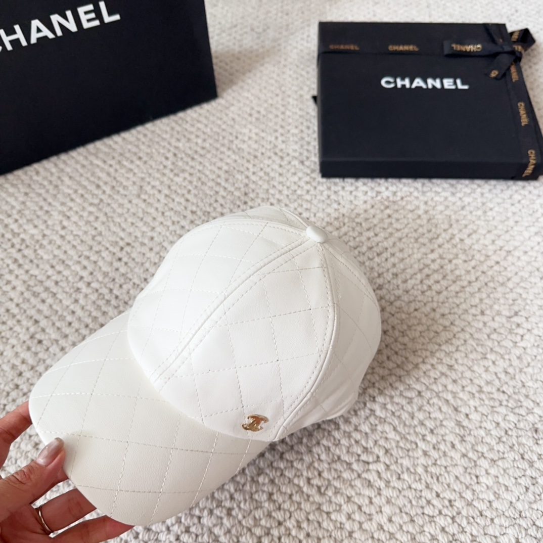 

香奈儿 秋冬新品，皮质剌绣棒球帽，
细节精致，专柜品质，个性十足