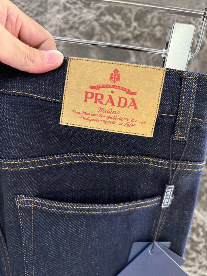 Prada 普拉达 2025ss 秋冬新品男士直筒原色牛仔裤，口袋三角徽标，高奢内敛低调，轻松驾驭不挑人