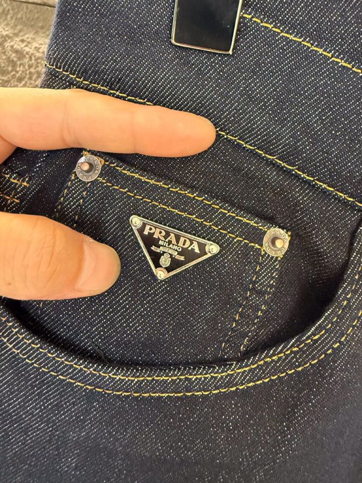 Prada 普拉达 2025ss 秋冬新品男士直筒原色牛仔裤，口袋三角徽标，高奢内敛低调，轻松驾驭不挑人