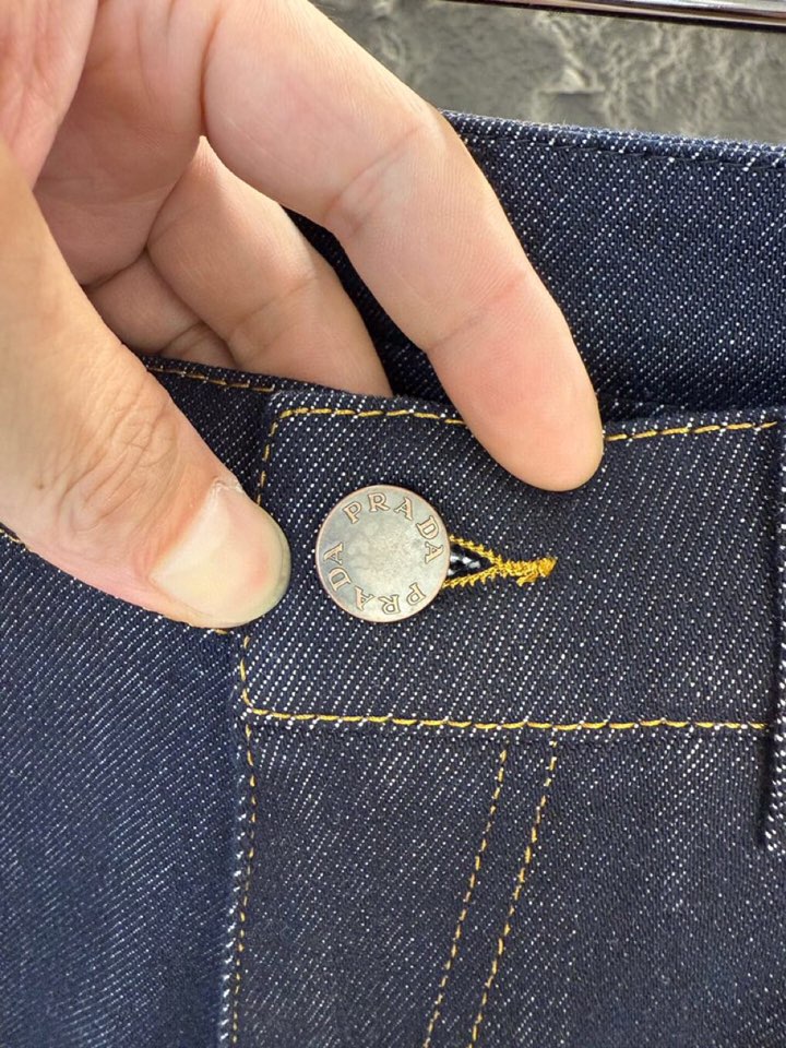 Prada 普拉达 2025ss 秋冬新品男士直筒原色牛仔裤，口袋三角徽标，高奢内敛低调，轻松驾驭不挑人