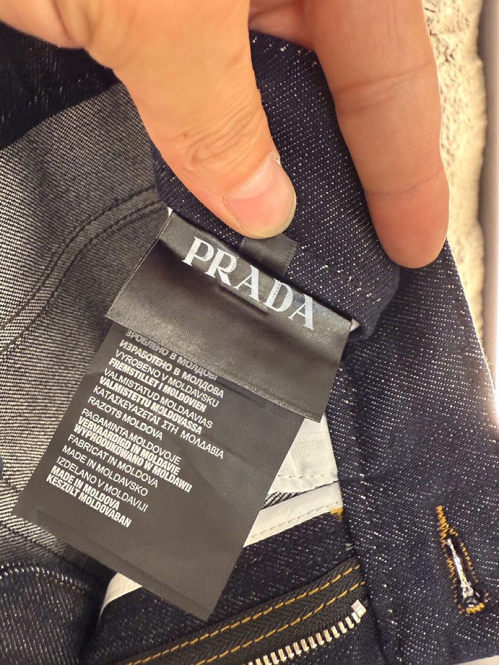 Prada 普拉达 2025ss 秋冬新品男士直筒原色牛仔裤，口袋三角徽标，高奢内敛低调，轻松驾驭不挑人
