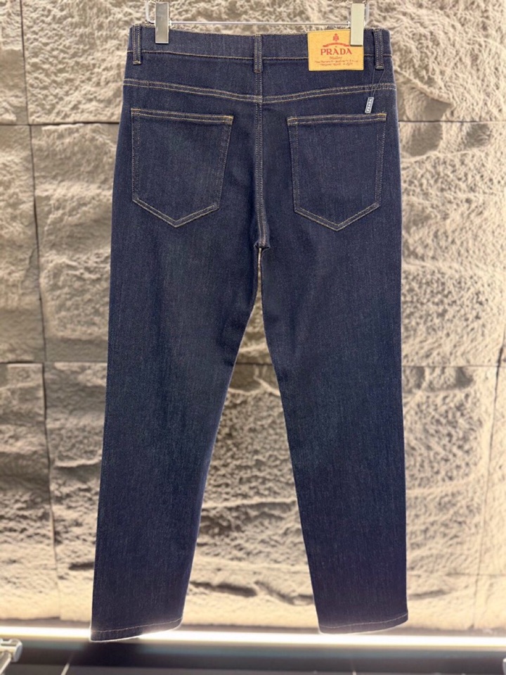 Prada 普拉达 2025ss 秋冬新品男士直筒原色牛仔裤，口袋三角徽标，高奢内敛低调，轻松驾驭不挑人