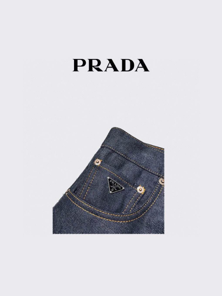 Prada 普拉达 2025ss 秋冬新品男士直筒原色牛仔裤，口袋三角徽标，高奢内敛低调，轻松驾驭不挑人