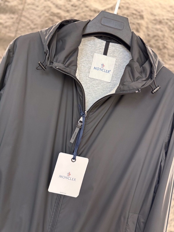 Moncler蒙口2025ss 秋冬新品Domene 男士连帽夹克外套，高奢内敛低调，轻松驾驭不挑人 裁