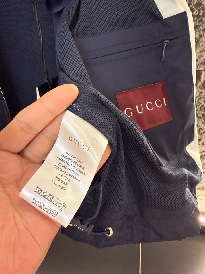 GUCCI 古奇2025ss 秋冬新品饰贴饰斜纹尼龙夹克网布衬里 可拆卸兜帽，高奢内敛低调，轻松驾驭不挑