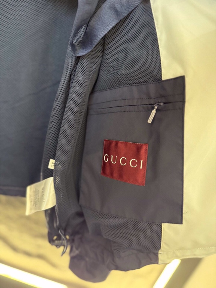 GUCCI 古奇2025ss 秋冬新品饰贴饰斜纹尼龙夹克网布衬里 可拆卸兜帽，高奢内敛低调，轻松驾驭不挑