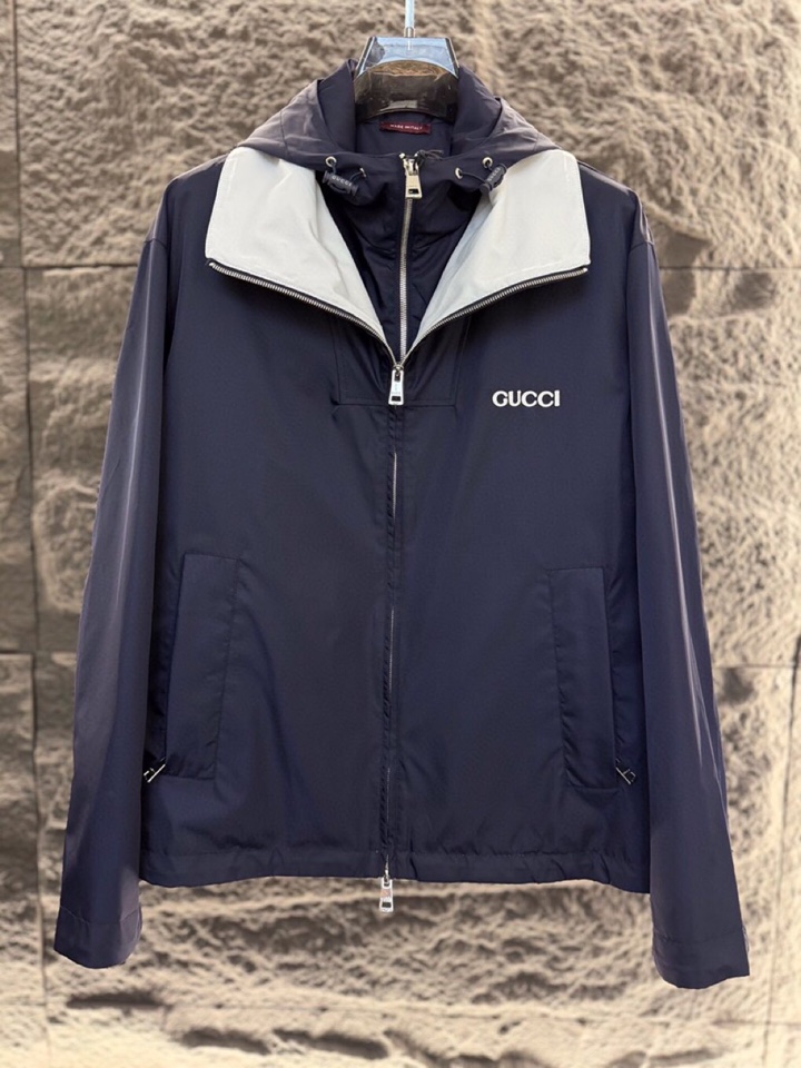 GUCCI 古奇2025ss 秋冬新品饰贴饰斜纹尼龙夹克网布衬里 可拆卸兜帽，高奢内敛低调，轻松驾驭不挑