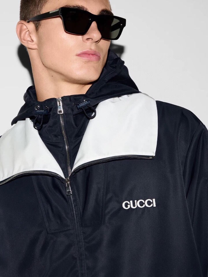 GUCCI 古奇2025ss 秋冬新品饰贴饰斜纹尼龙夹克网布衬里 可拆卸兜帽，高奢内敛低调，轻松驾驭不挑