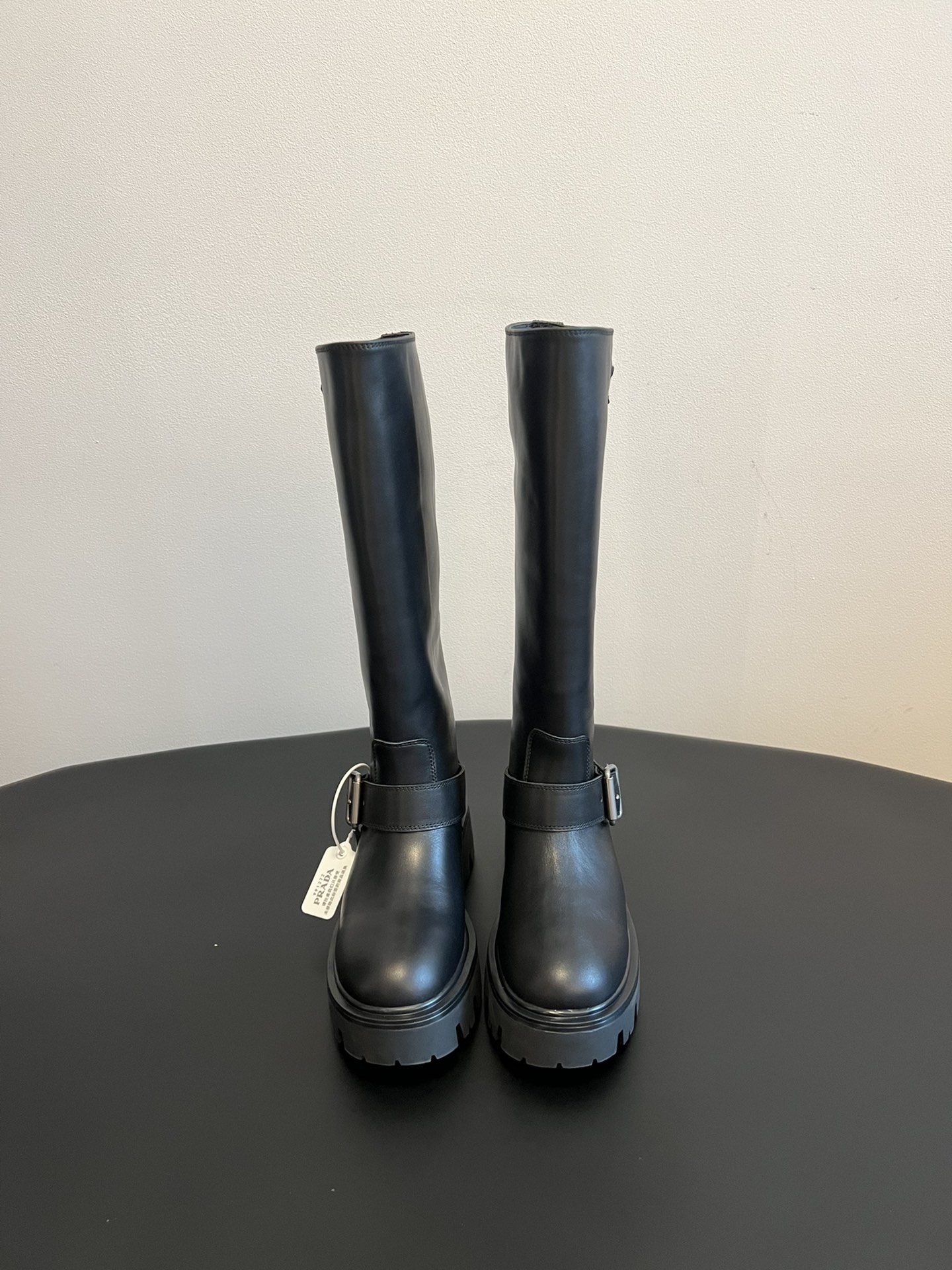 NO:487954,Top quality PRAD* 25ss Prada classic triangle logo with one foot to hit the king's long boots. The series that you can't buy in winter is definitely a hit this year!  !  Very beautiful!  Prada boots are really wow!  The upper is imported cowhide/cow velvet, imported cowhide, outsole, TPU sole, Size35-41 (40 41, customized, non-return) Suede, leather, boots, prada, prada, boots, cowhide19860909顶级品质 PRAD* 25ss普拉达经典三角标一脚蹬王炸长靴 冬天买不到的系列,绝对是今年的大爆款！！贼好看！Prada靴子真的很哇塞！上脚大气显腿瘦气质这块刚好拿捏 鞋面进口牛皮/牛绒 内里进口牛皮 大底TPU大底 Size35-41（40 41 订做不退换） 绒面 皮面,靴子,prada,prada,boots,cowhide,Women's Shoes