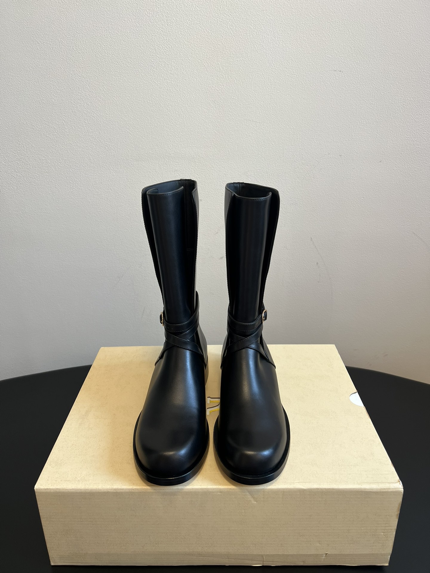 NO:487931,The Row 25ss/ The new knight boots are the best pair of boots I bought this year. Wear it immediately and you can't help but look good-looking boots~ The folds of the ankle are getting fashionable the more you look. Wear it with a friendly high leg shape. It's not a pressure to walk thousands of steps. It's a good match for everything with skirts and trousers. Just close your eyes and enter it. Imported calfskin, inner sheepskin, outsole, Italian leather soles size35-40 (40 custom-made, non-return and exchange), boots, boots, skirts, shirts, cowhide, sheepskin, Leather soles19860909莞产 The Row 25ss/ 新款骑士靴 是我今年买的最好的一双靴子,穿上立马可见的瘦,对这种脚型好看的靴子无法自拔~ 脚踝的褶皱越看越时髦,友好穿上立马拉高腿型,行走万步不是压力,搭配裙裤西 装衬衫万物皆可搭.闭眼入就对了 鞋面进口小牛皮 内里羊皮 大底意大利真皮大底 size35-40（40定制不退换）,靴子,boots,skirts,shirts,cowhide,sheepskin,Leather soles,Women's Shoes