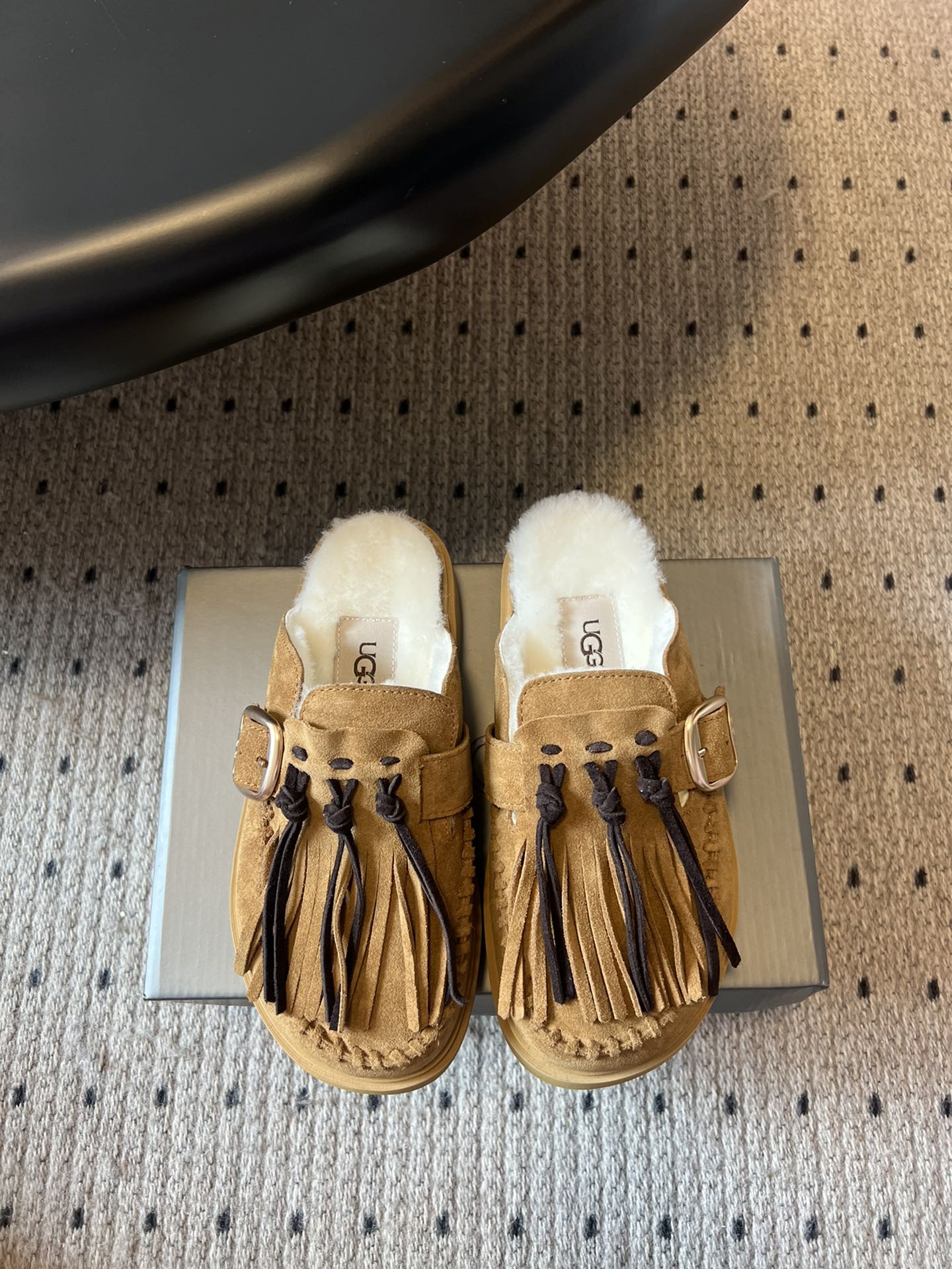 NO:356720,The top version of UGG thick-soled snow boots is here. I can't help but spoil it. Seeing that various versions of the market are flying all over the sky, the exclusive customized combination of color-opening molds is about to be shipped... This ugg thick-soled short nude boots are genuine, not fur in one piece, the material is wool wool in one piece. As the name suggests, basically all uggs in the market are made of fur in one piece, because it is easy to produce the output directly by making bag shoes, and the cost is relatively low, so it is quick to make it!  But the disadvantage is that the shoes are very easy to deform. If they are worn every day within a week, they will be severely deformed. This genuine ugg is made of fashion shoes. The material of cow velvet fits wool is used to pack it in a full set, and then cover the shoes, which involves many processes. You need to add a toe toe, then set the cloth, and then go through the 