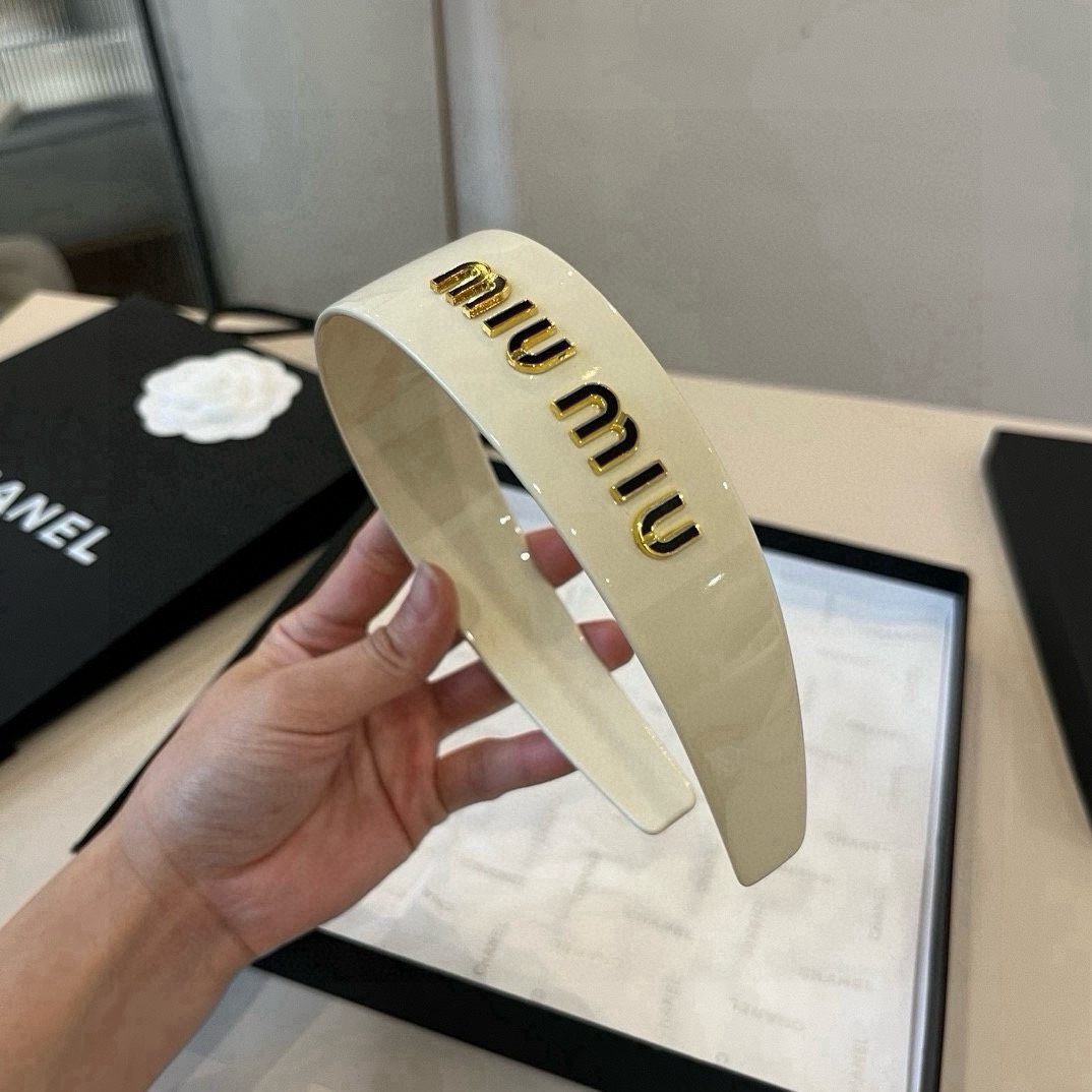 🆕

miumiu缪缪亚克力发箍