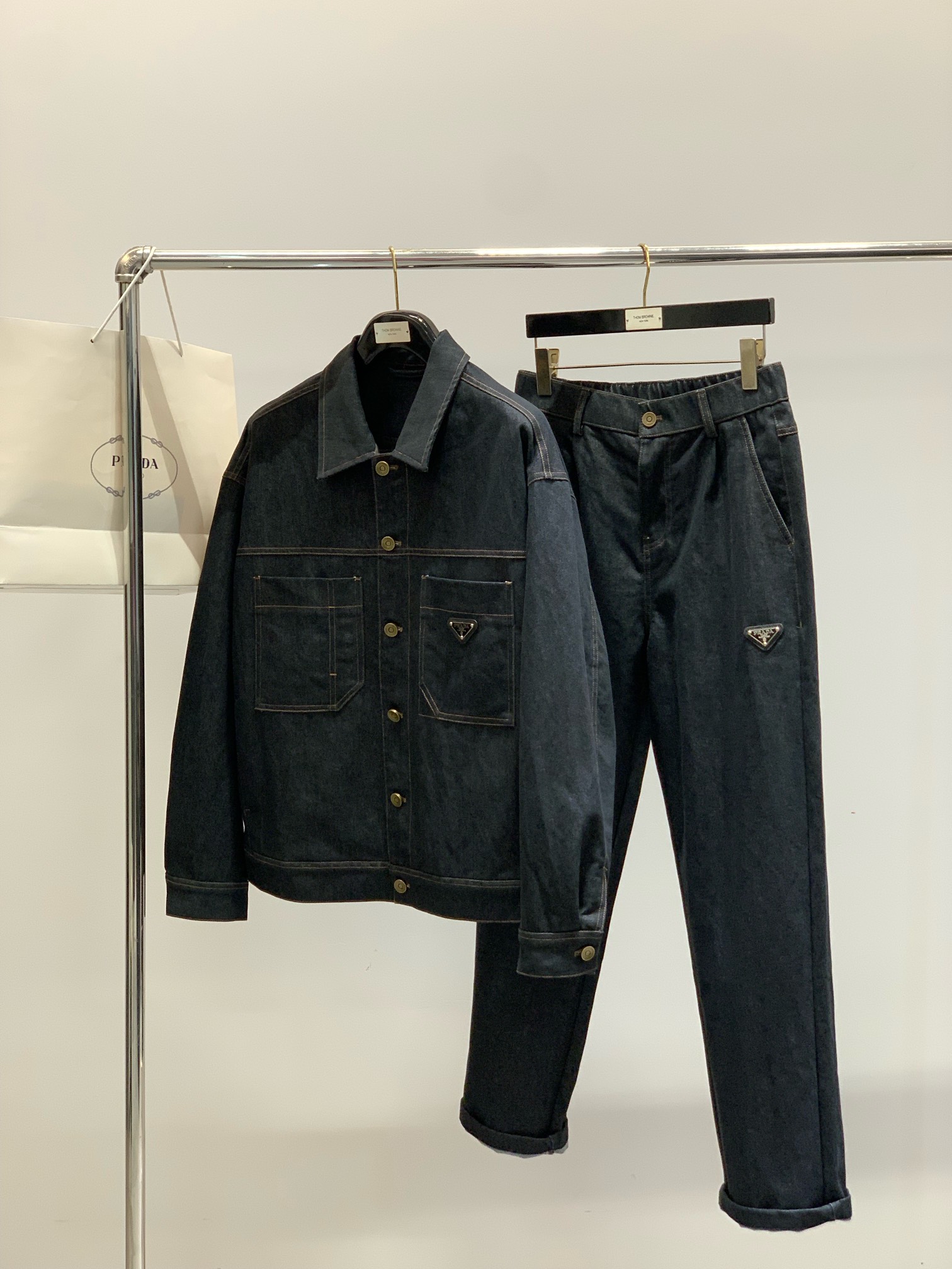 衣服 PRADA 普拉达，2025秋季最新品，专柜同步有售，时尚休闲牛仔套装，进口原版面料，做工极为复杂