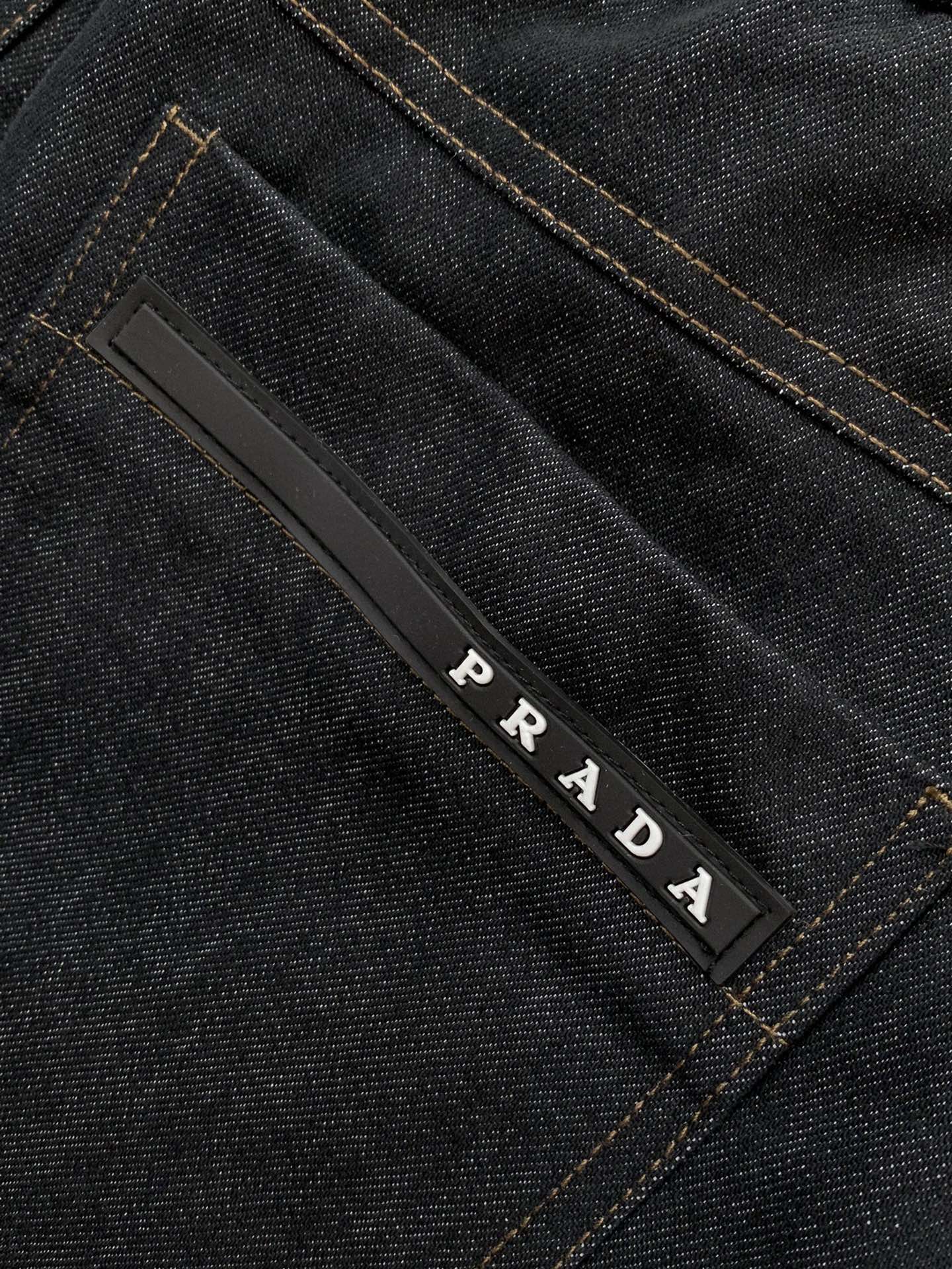 裤子，PRADA 普拉达，2025秋季最新品，专柜同步有售，时尚休闲牛仔套装，进口原版面料，做工极为复杂