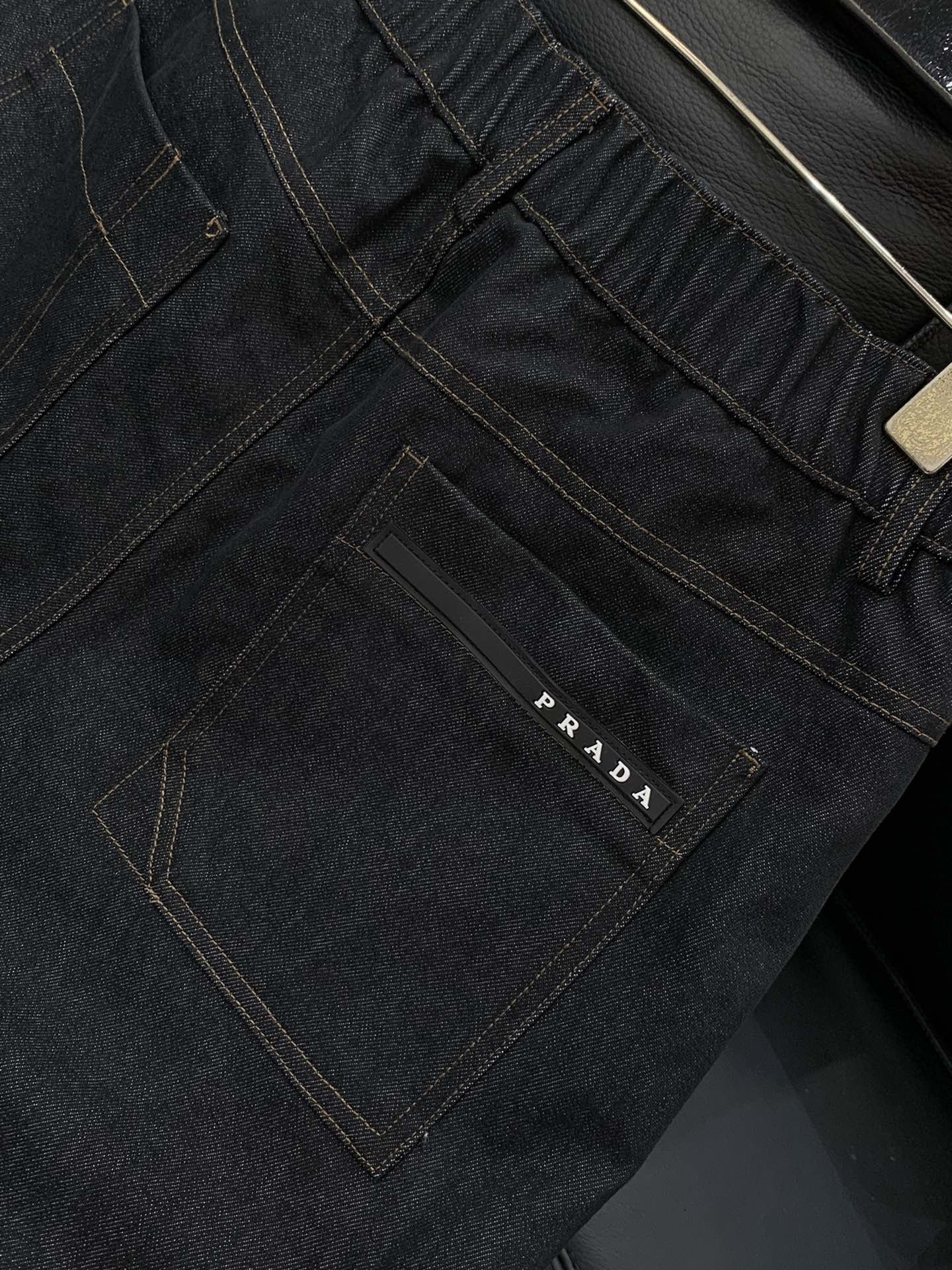 裤子，PRADA 普拉达，2025秋季最新品，专柜同步有售，时尚休闲牛仔套装，进口原版面料，做工极为复杂