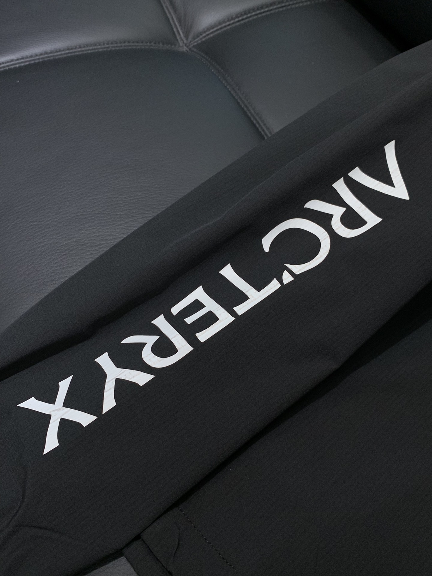 ，ARCTERYX 始祖鸟，2025早秋AW新品，时尚休闲圆领长袖卫衣，专柜同步有售，原单狠货，进口原版