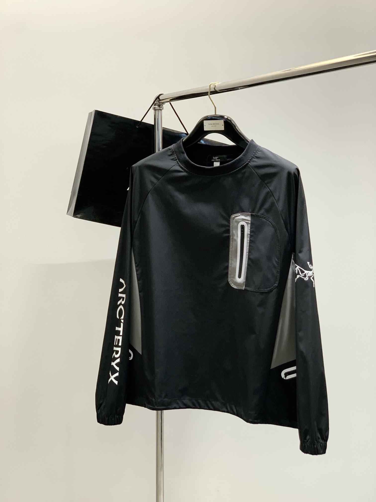 ，ARCTERYX 始祖鸟，2025早秋AW新品，时尚休闲圆领长袖卫衣，专柜同步有售，原单狠货，进口原版