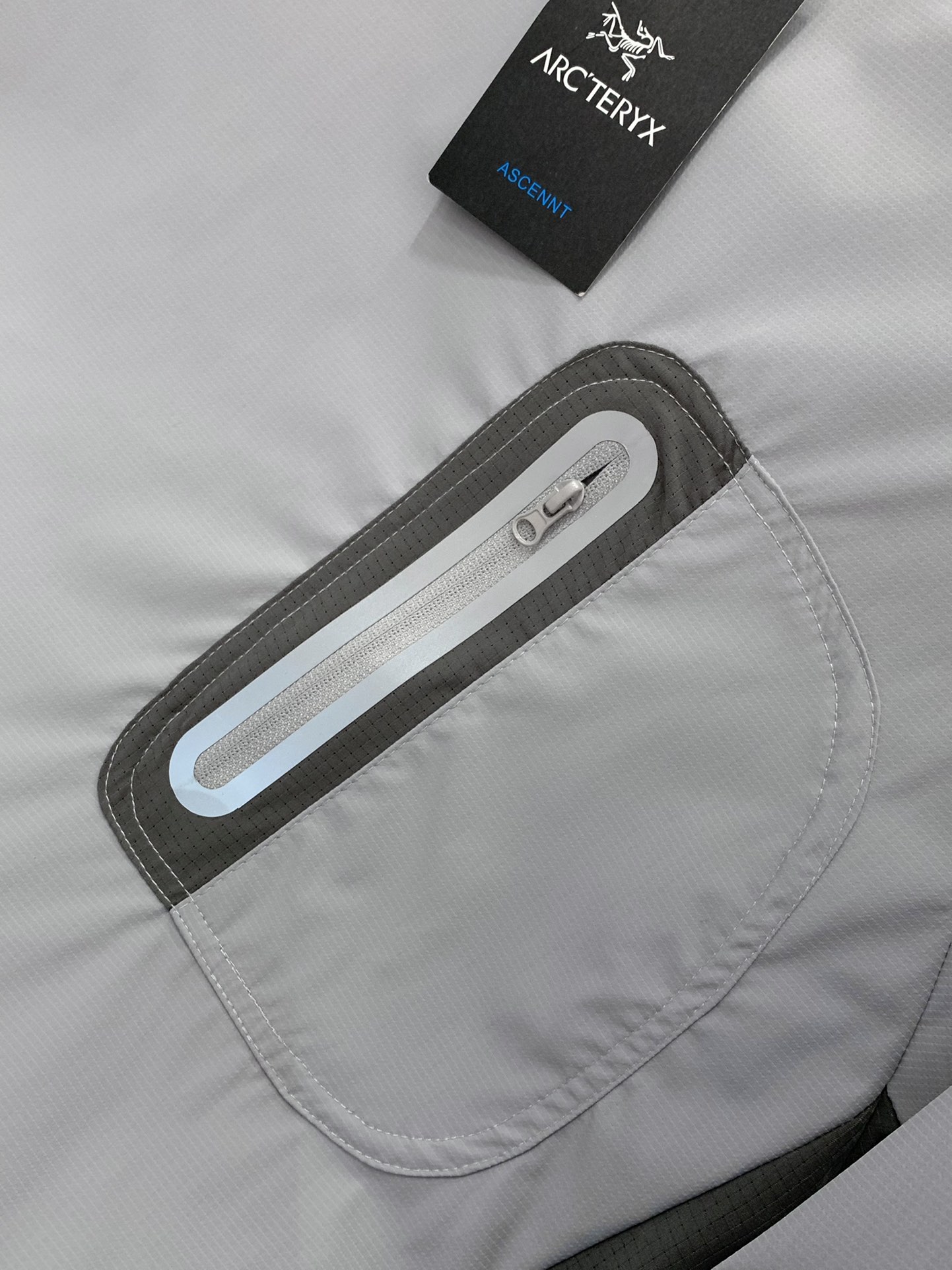 ，ARCTERYX 始祖鸟，2025早秋AW新品，时尚休闲圆领长袖卫衣，专柜同步有售，原单狠货，进口原版