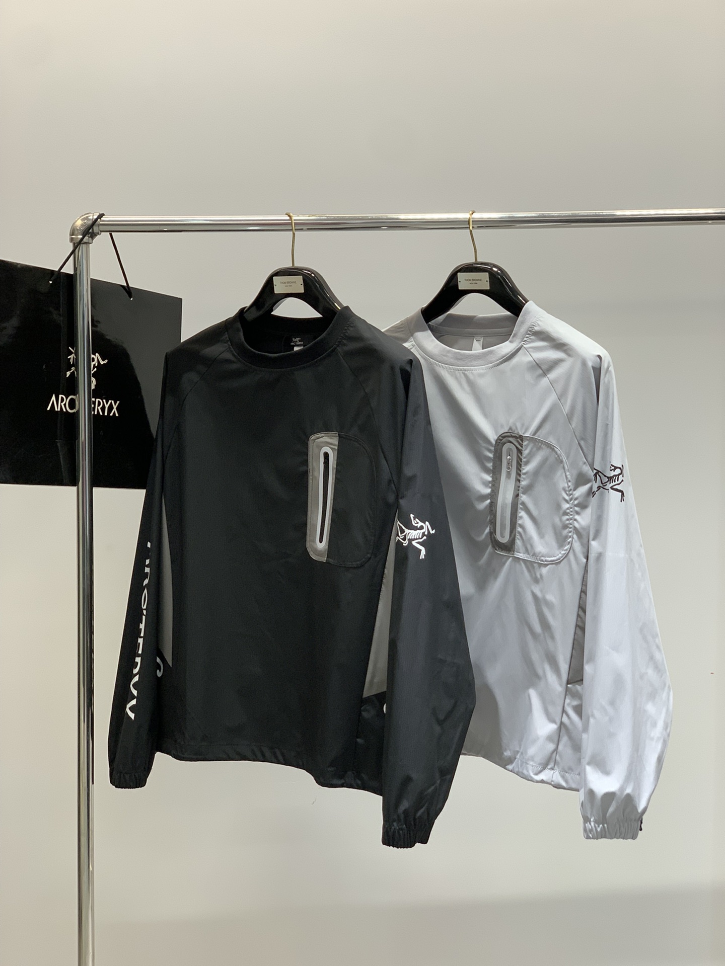 ，ARCTERYX 始祖鸟，2025早秋AW新品，时尚休闲圆领长袖卫衣，专柜同步有售，原单狠货，进口原版