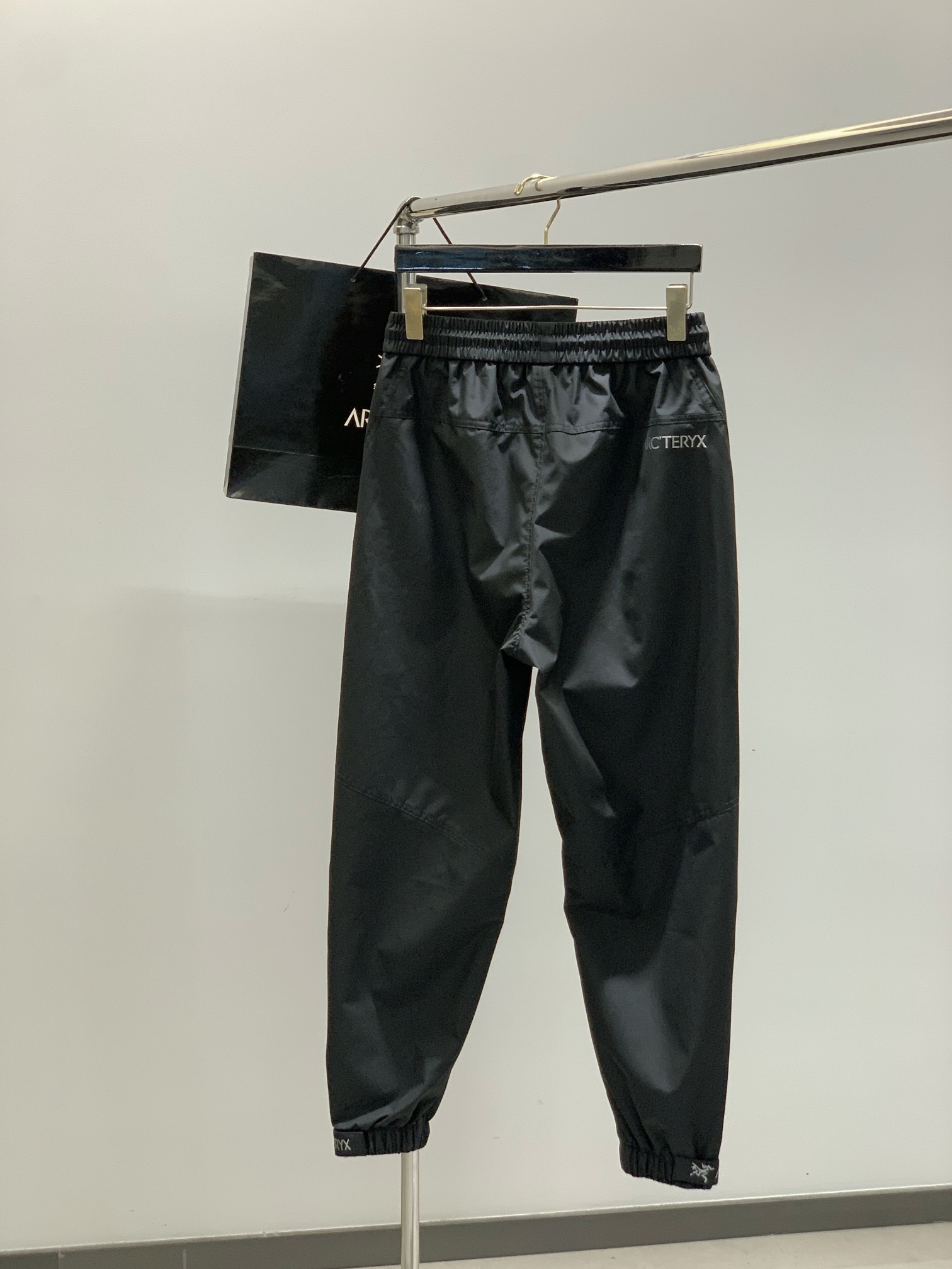 ，ARCTERYX 始祖鸟，2025秋季新品，时尚休闲裤，专柜同步有售，原单狠货，采用进口原版面料，顶级