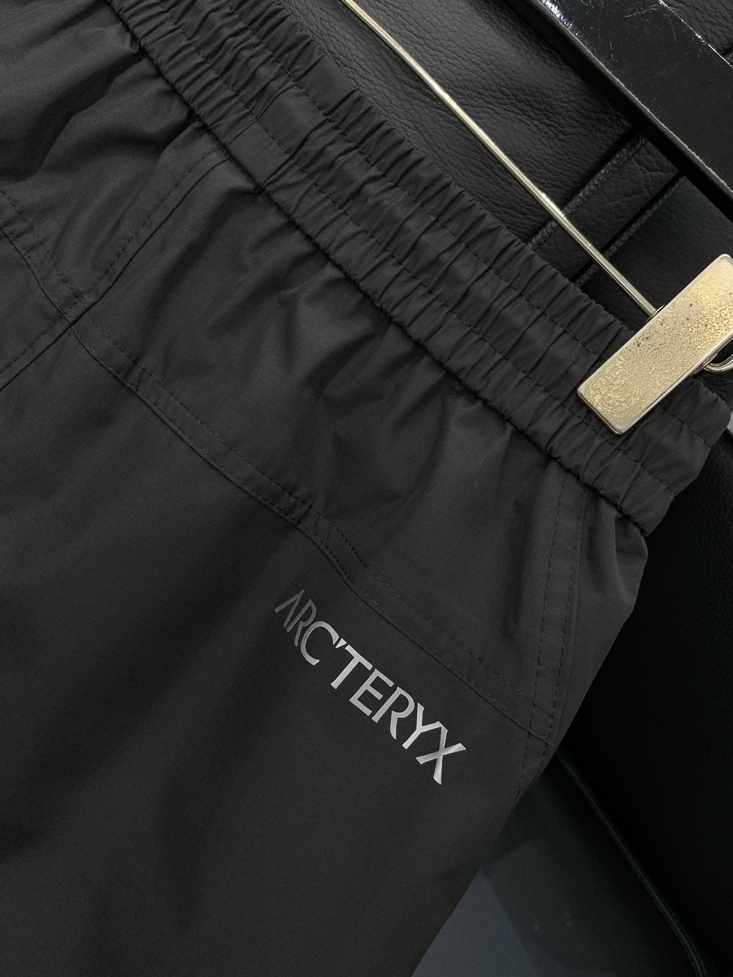 ，ARCTERYX 始祖鸟，2025秋季新品，时尚休闲裤，专柜同步有售，原单狠货，采用进口原版面料，顶级