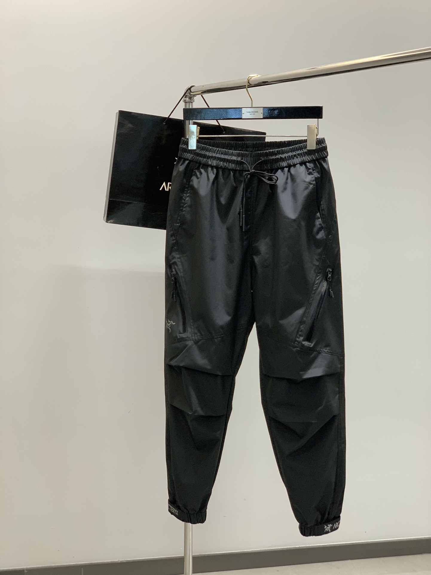 ，ARCTERYX 始祖鸟，2025秋季新品，时尚休闲裤，专柜同步有售，原单狠货，采用进口原版面料，顶级