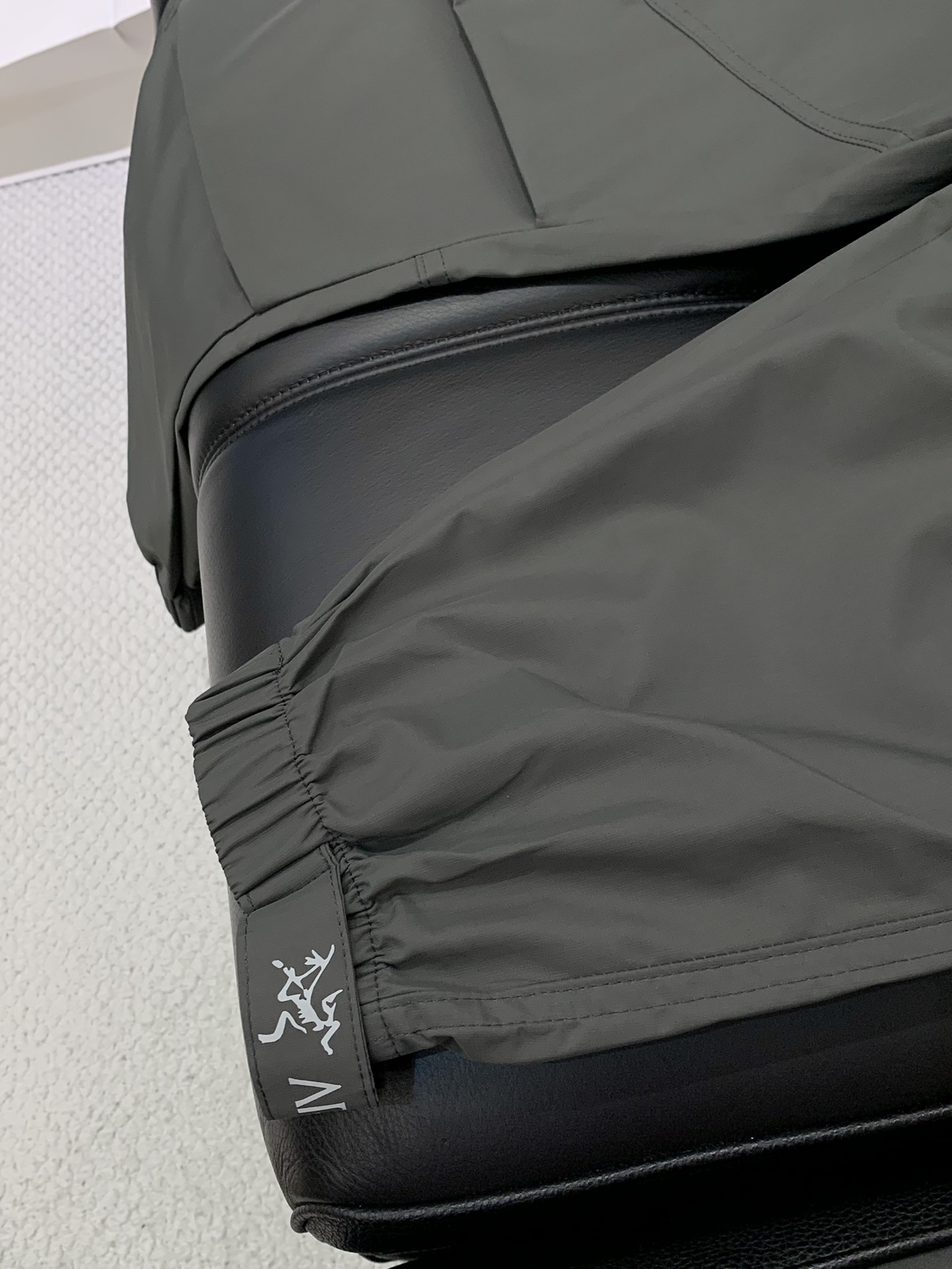 ，ARCTERYX 始祖鸟，2025秋季新品，时尚休闲裤，专柜同步有售，原单狠货，采用进口原版面料，顶级