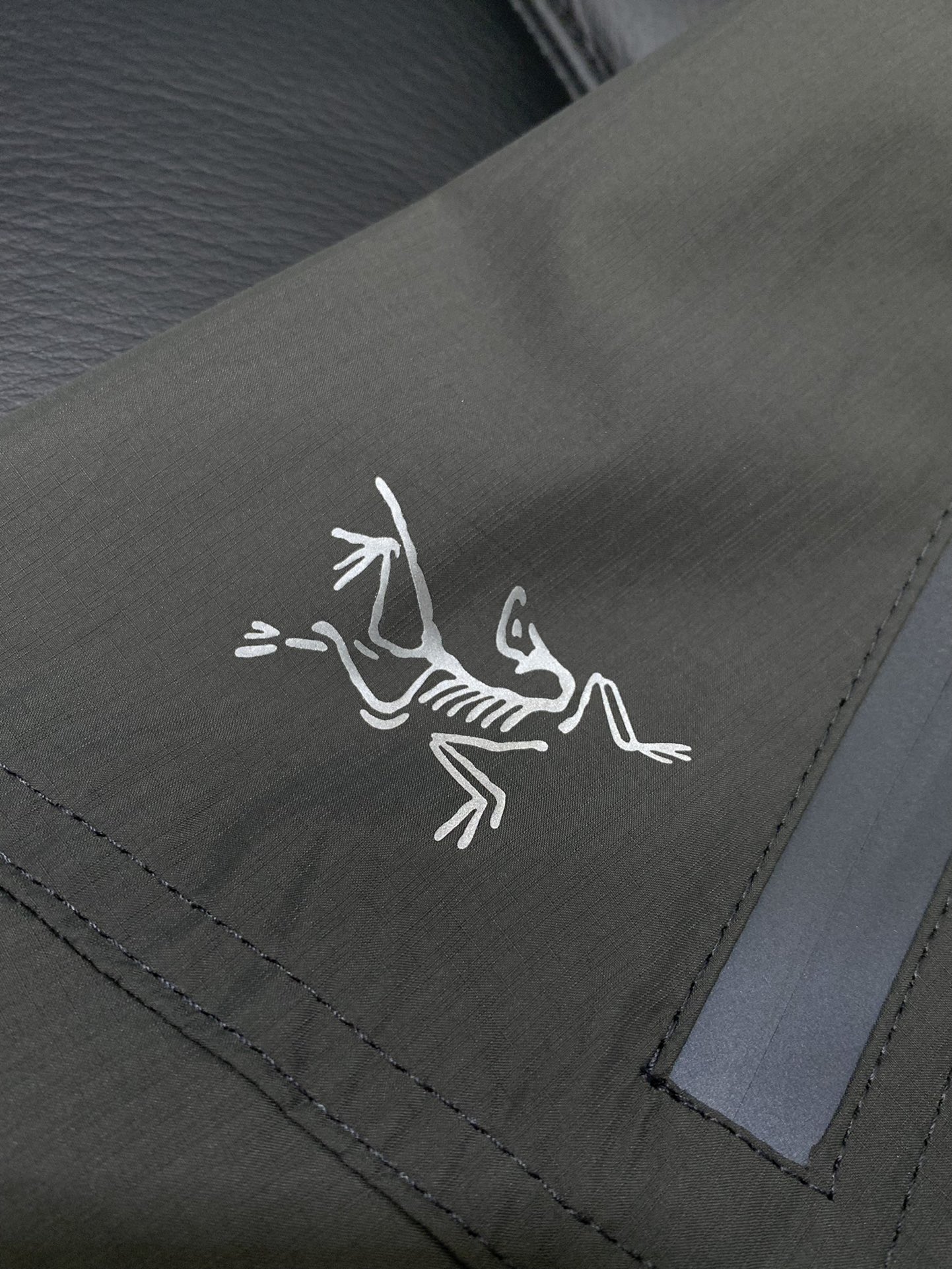 ，ARCTERYX 始祖鸟，2025秋季新品，时尚休闲裤，专柜同步有售，原单狠货，采用进口原版面料，顶级