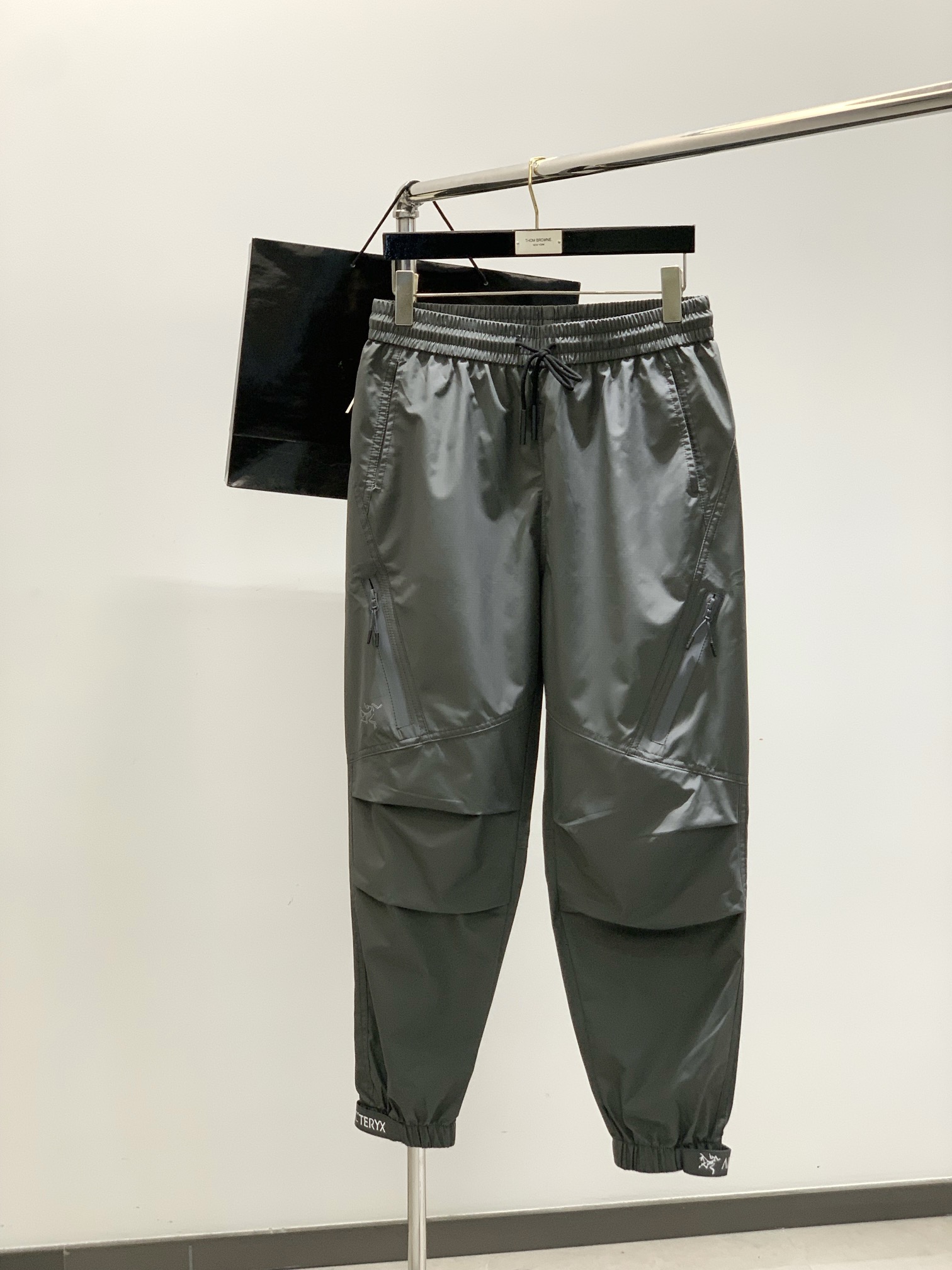 ，ARCTERYX 始祖鸟，2025秋季新品，时尚休闲裤，专柜同步有售，原单狠货，采用进口原版面料，顶级